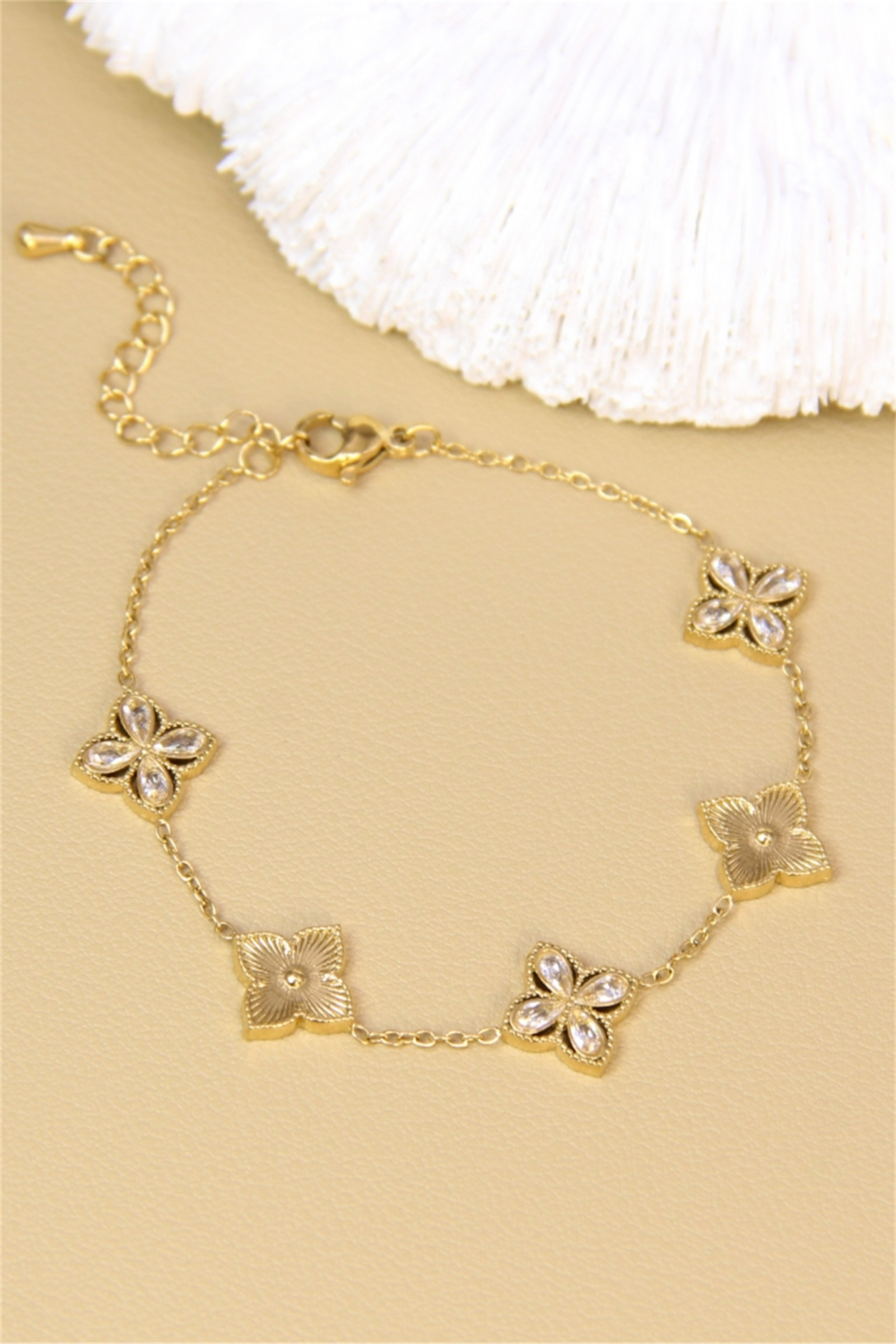 Grossiste Bellissima - Bracelet fleur dorée en acier inoxydable – Motifs ajourés & strass zircon