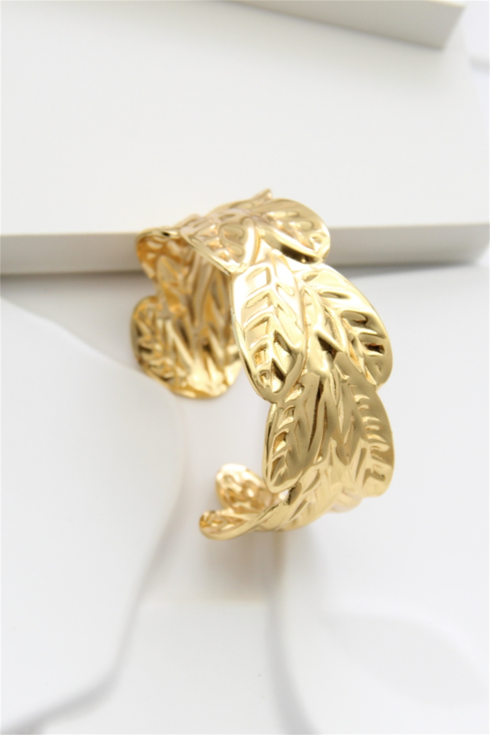 Grossiste Bellissima - Bracelet jonc en acier inoxydable doré – Feuilles ciselées