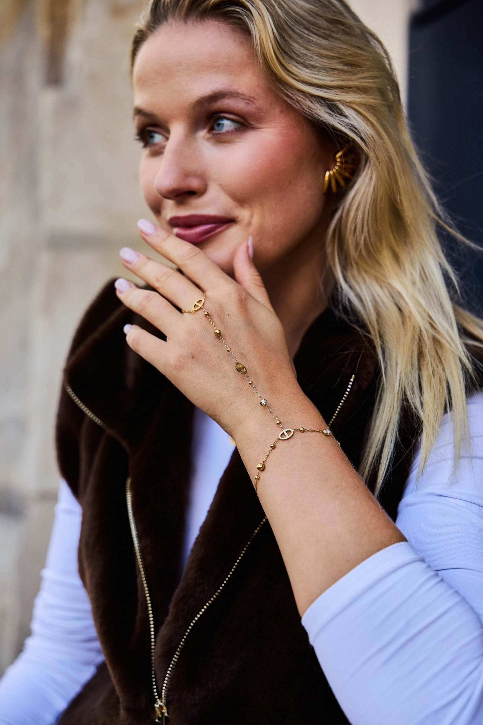 Grossiste Bellissima - Bracelet de main maille marine et zircons en acier inoxydable doré