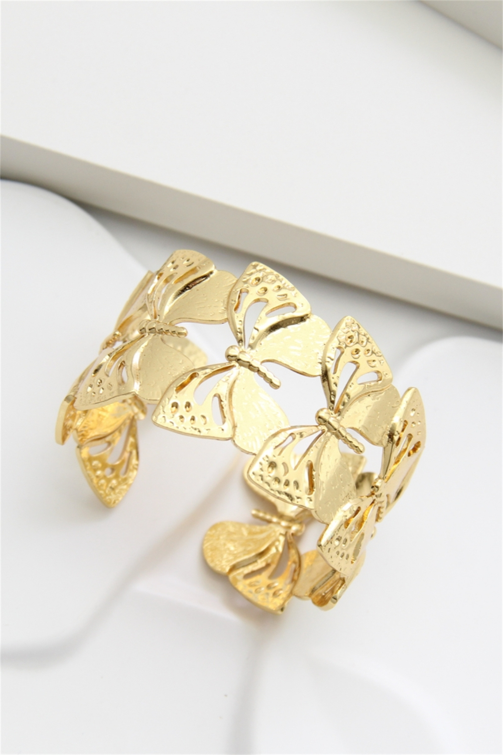 Grossiste Bellissima - Bracelet jonc papillon en acier inoxydable doré – Élégance et légèreté