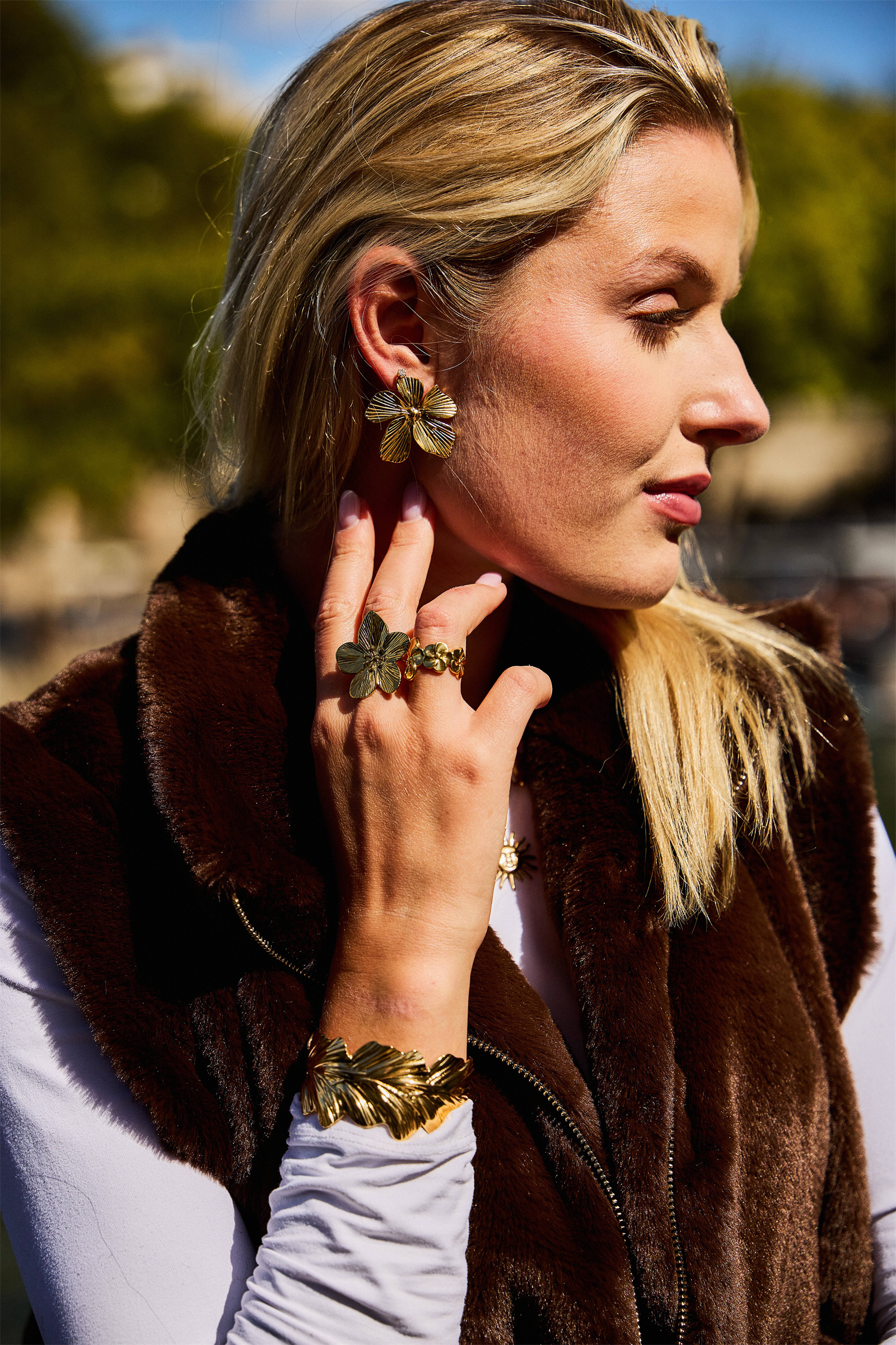 Grossiste Bellissima - Bracelet jonc feuille doré en acier inoxydable – Chic et raffiné