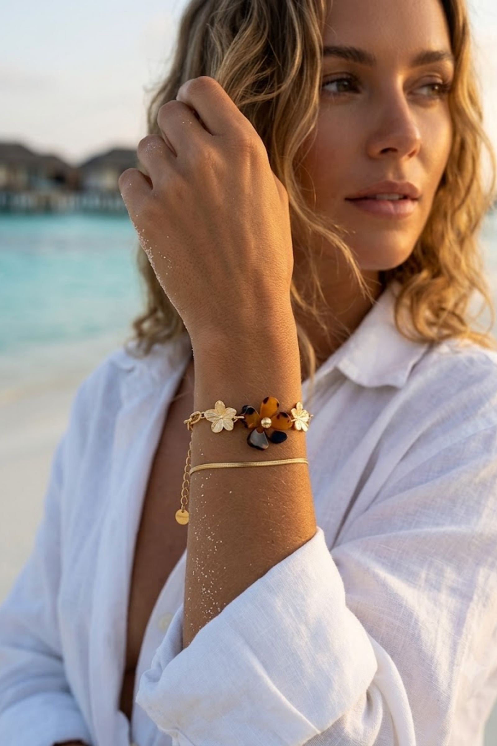 Mayorista Bellissima - Pulsera de Flores de Resina con Efecto Carey y Flores Doradas – Cadena de Acero Inoxidable