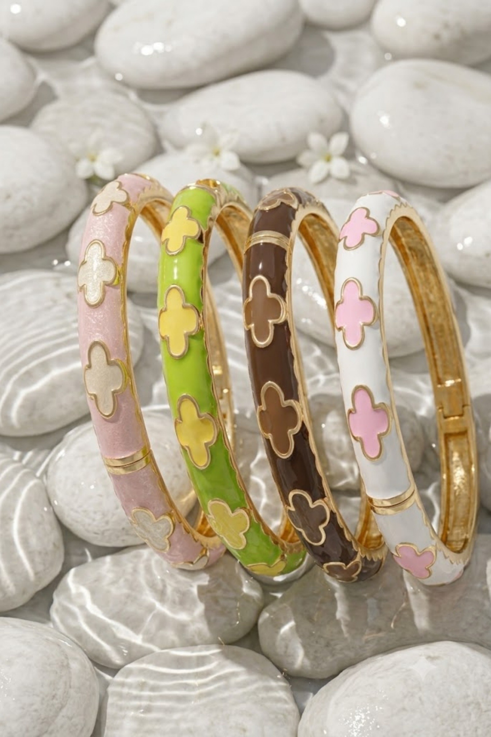 Grossiste Bellissima - Bracelet Jonc Thaïlandais Émaillé Trèfle – Charme Coloré