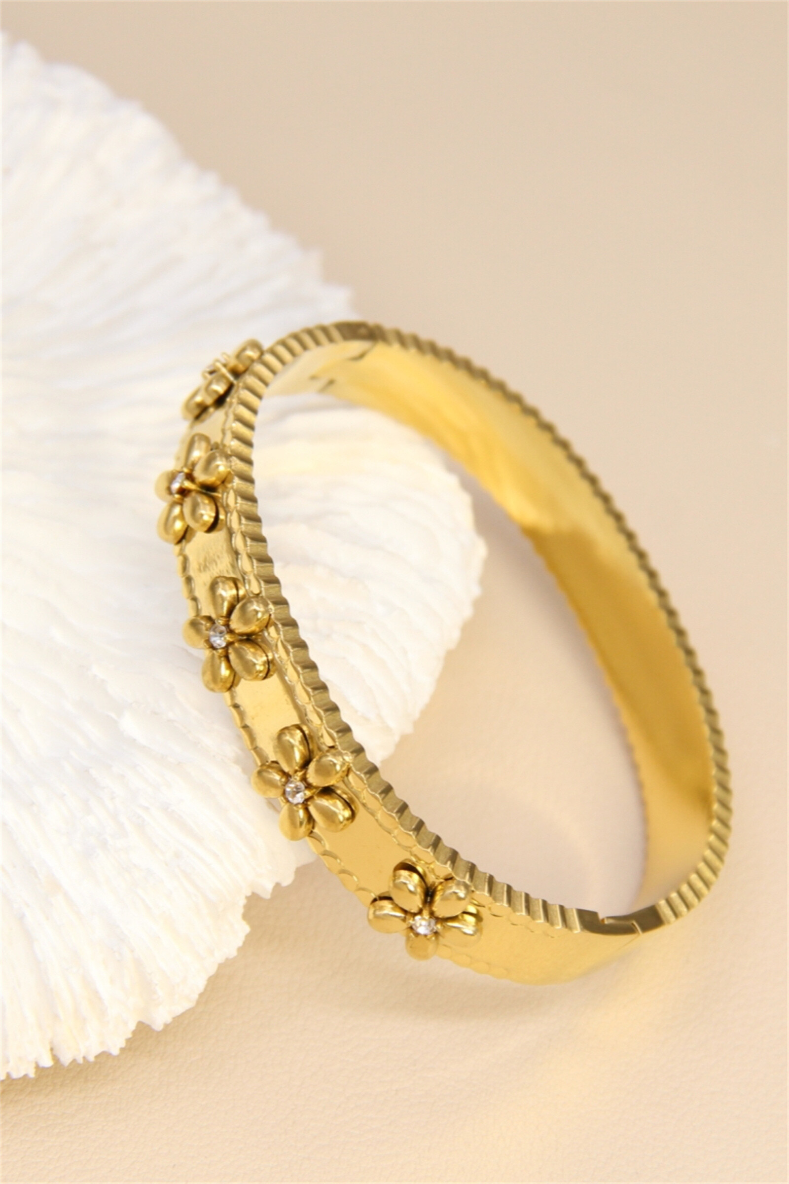 Grossiste Bellissima - Bracelet fleuri doré en acier inoxydable – Élégance printanière