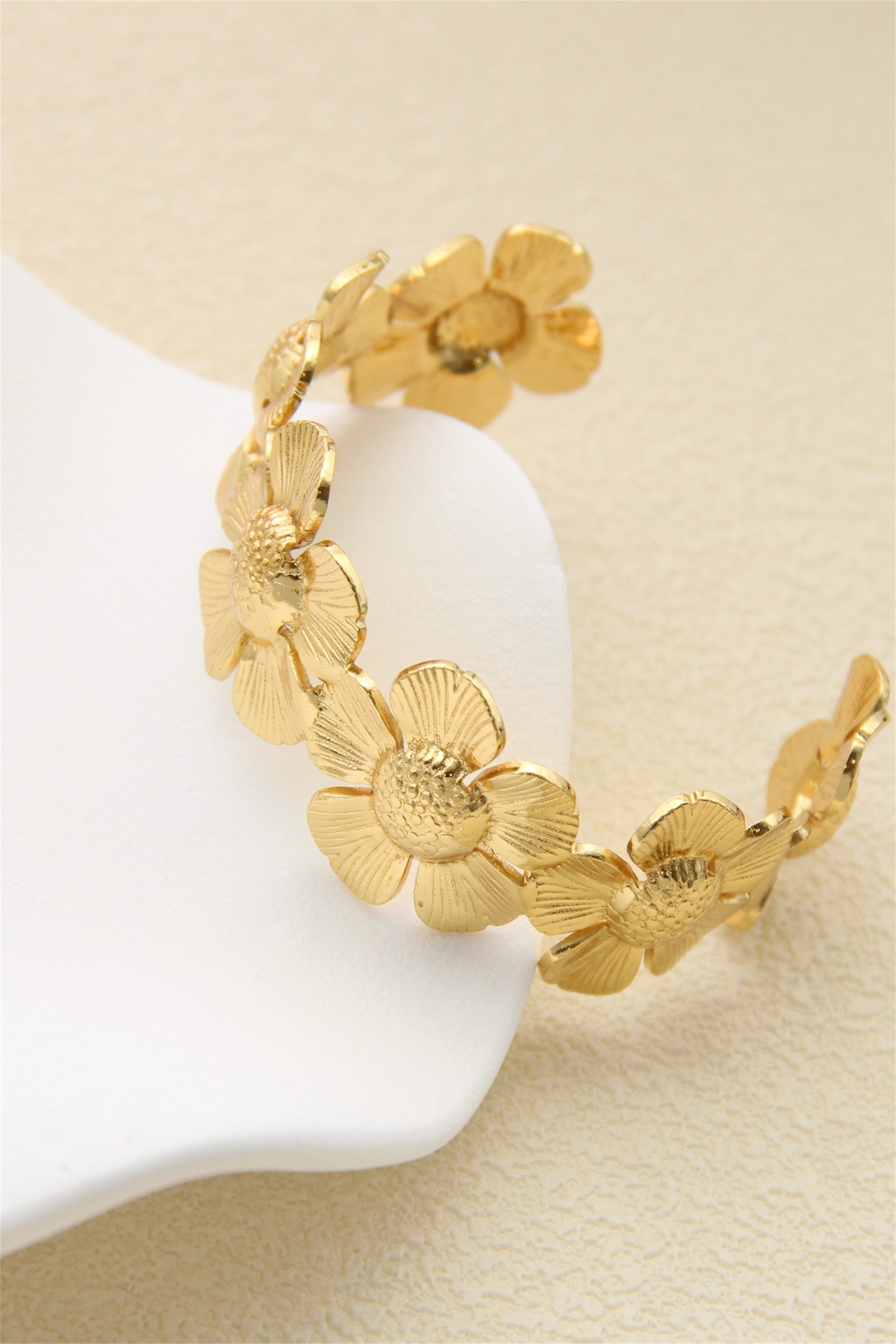 Grossiste Bellissima - Bracelet Jonc Doré Fleurs – Élégance Romantique