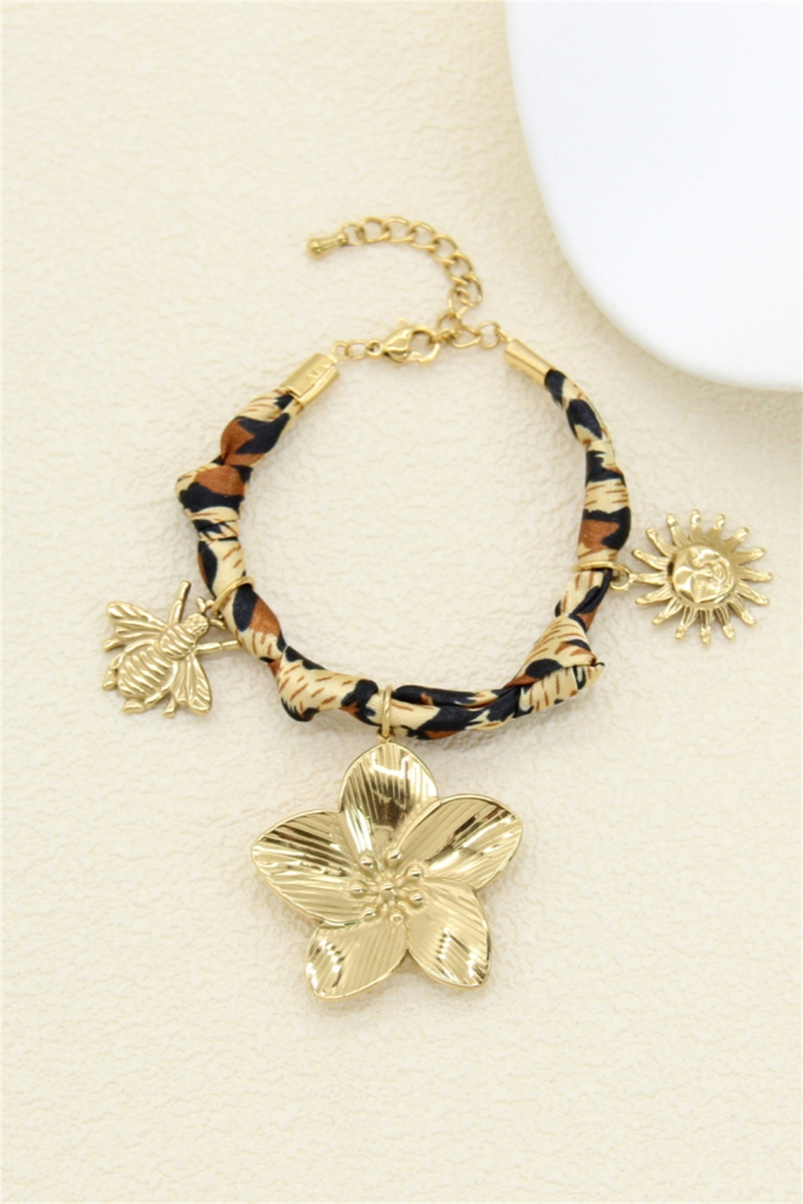 Grossiste Bellissima - Bracelet foulard léopard à charms dorés – Fleur, abeille & soleil