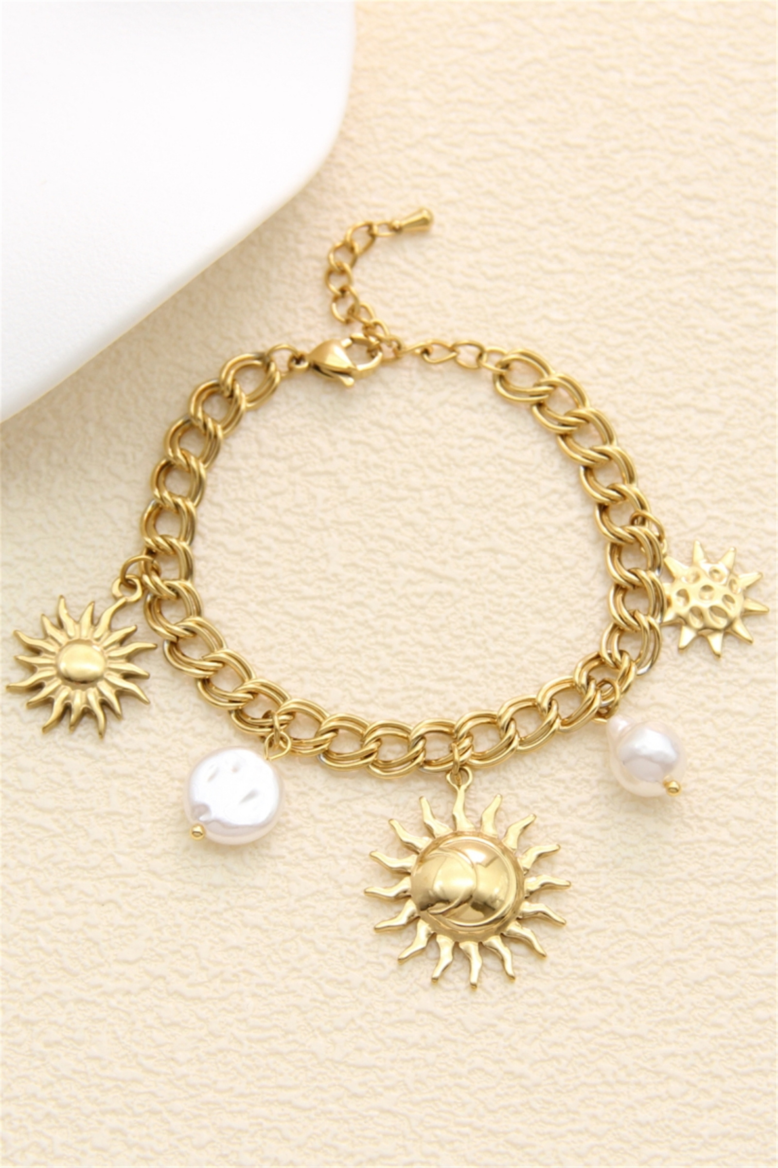Grossiste Bellissima - Bracelet Charms Soleil & Lune – Acier Inoxydable Doré