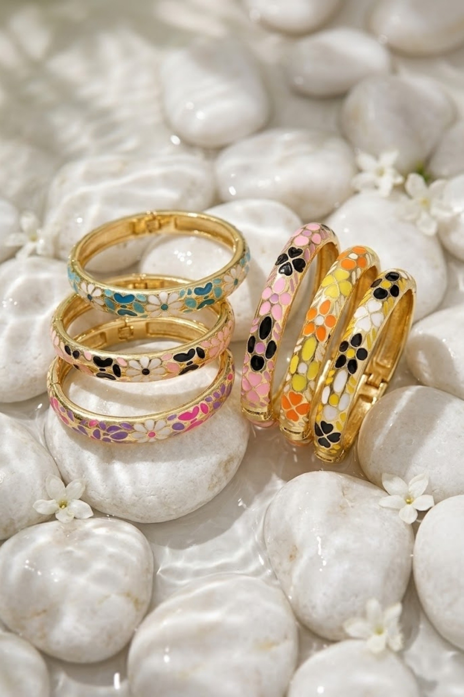 Grossiste Bellissima - Bracelet Jonc Thaïlandais Émaillé Fleuri – Éclat Bohème