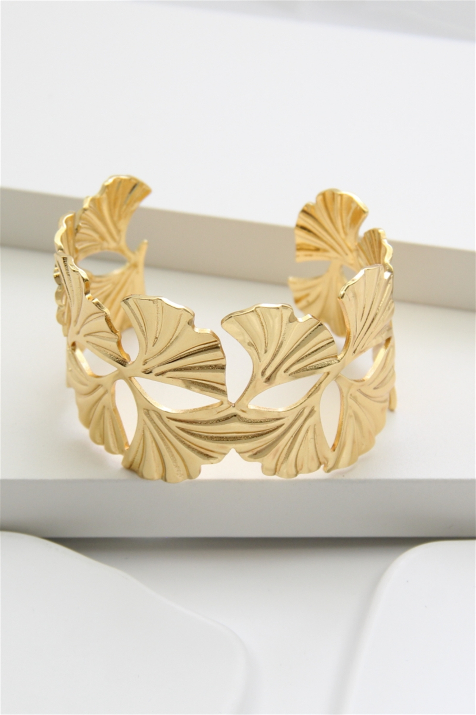 Großhändler Bellissima - Vergoldeter Edelstahl-Armreif – Durchbrochene Ginkgoblätter
