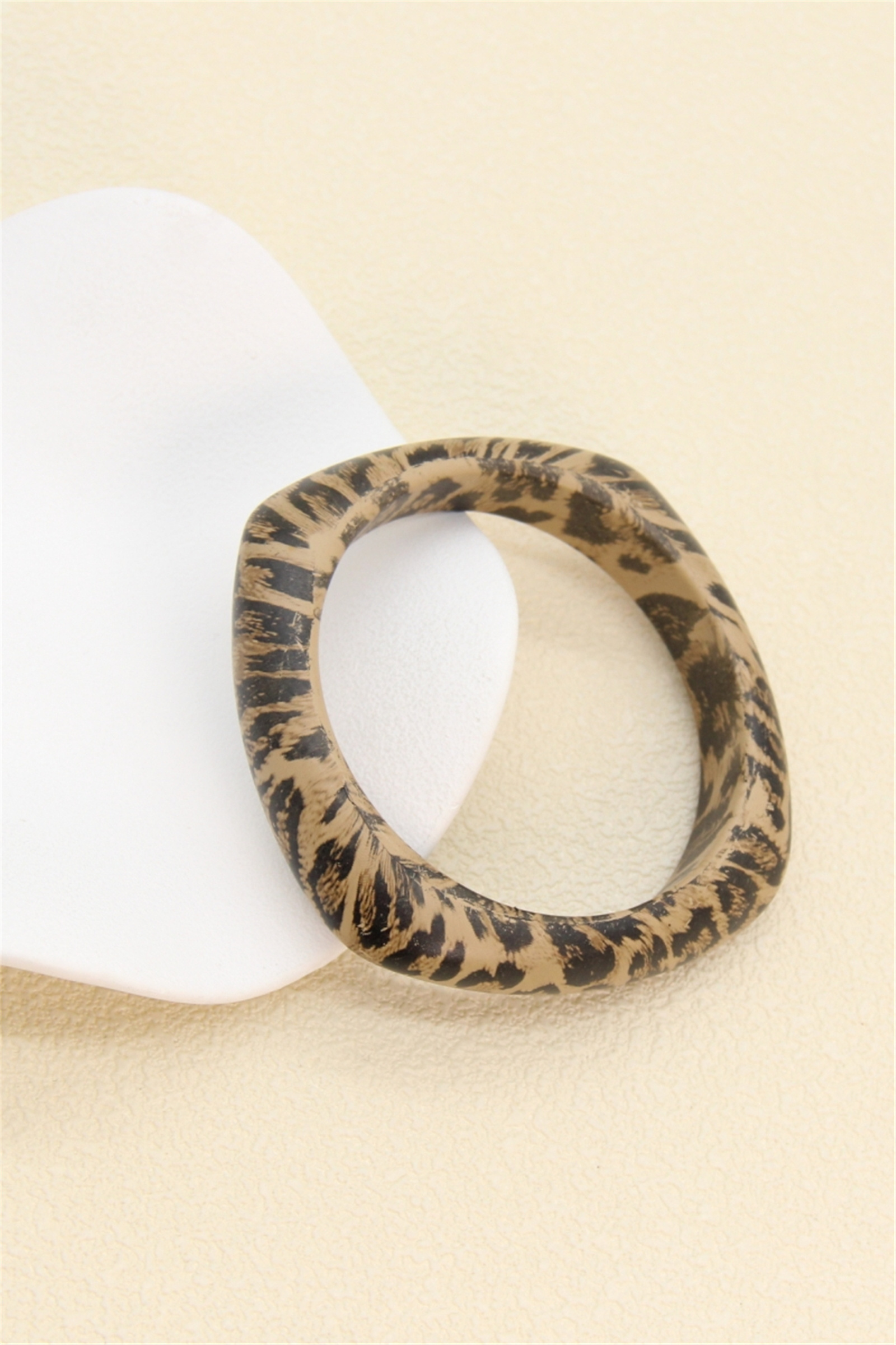 Grossiste Bellissima - Bracelet jonc résine motif léopard – forme carrée tendance