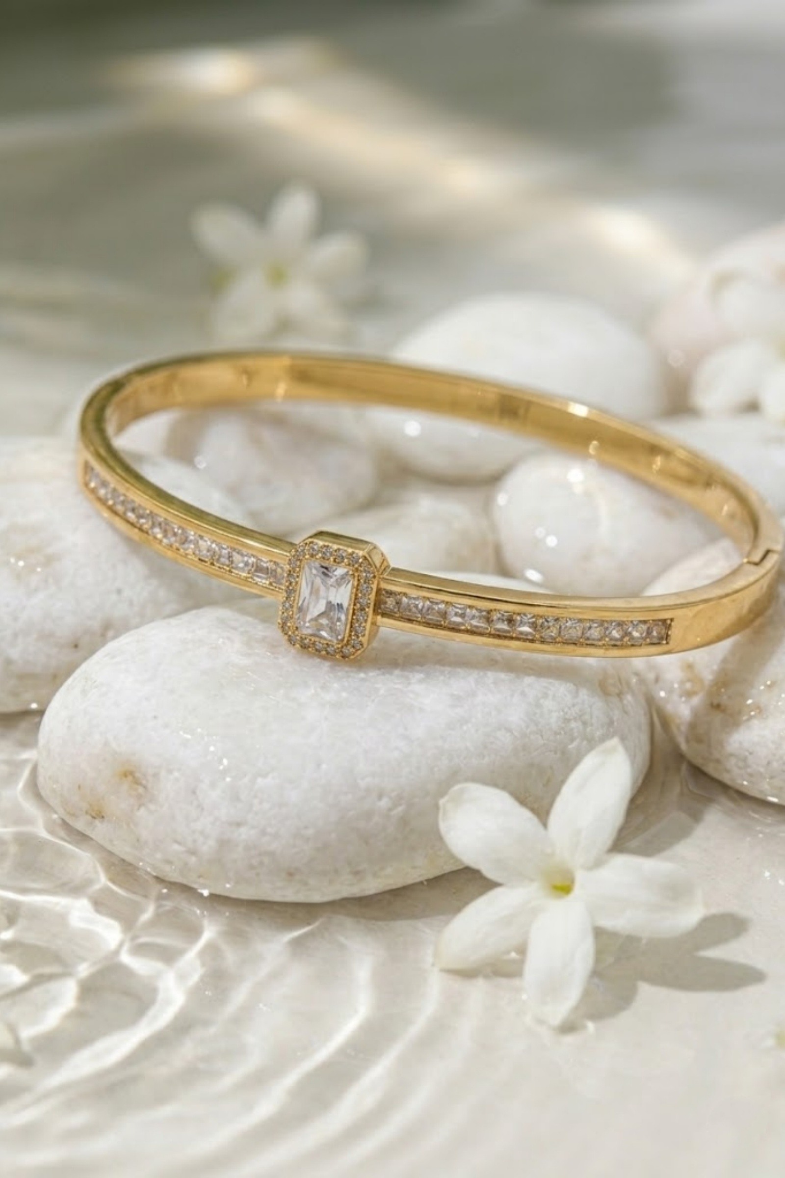 Mayorista Bellissima - Brazalete de Aro Rectangular con Strass Acero Inoxidable – Elegancia Moderna