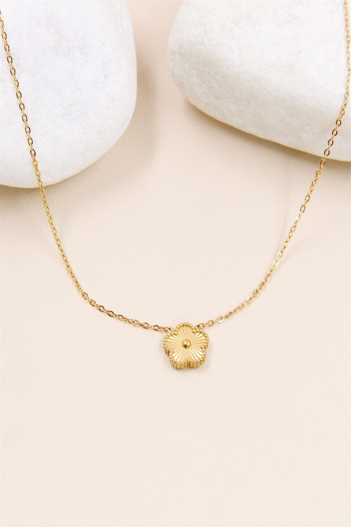 Grossiste Bellissima - Collier trefle fleur en acier inoxydable : Un bijou tendance