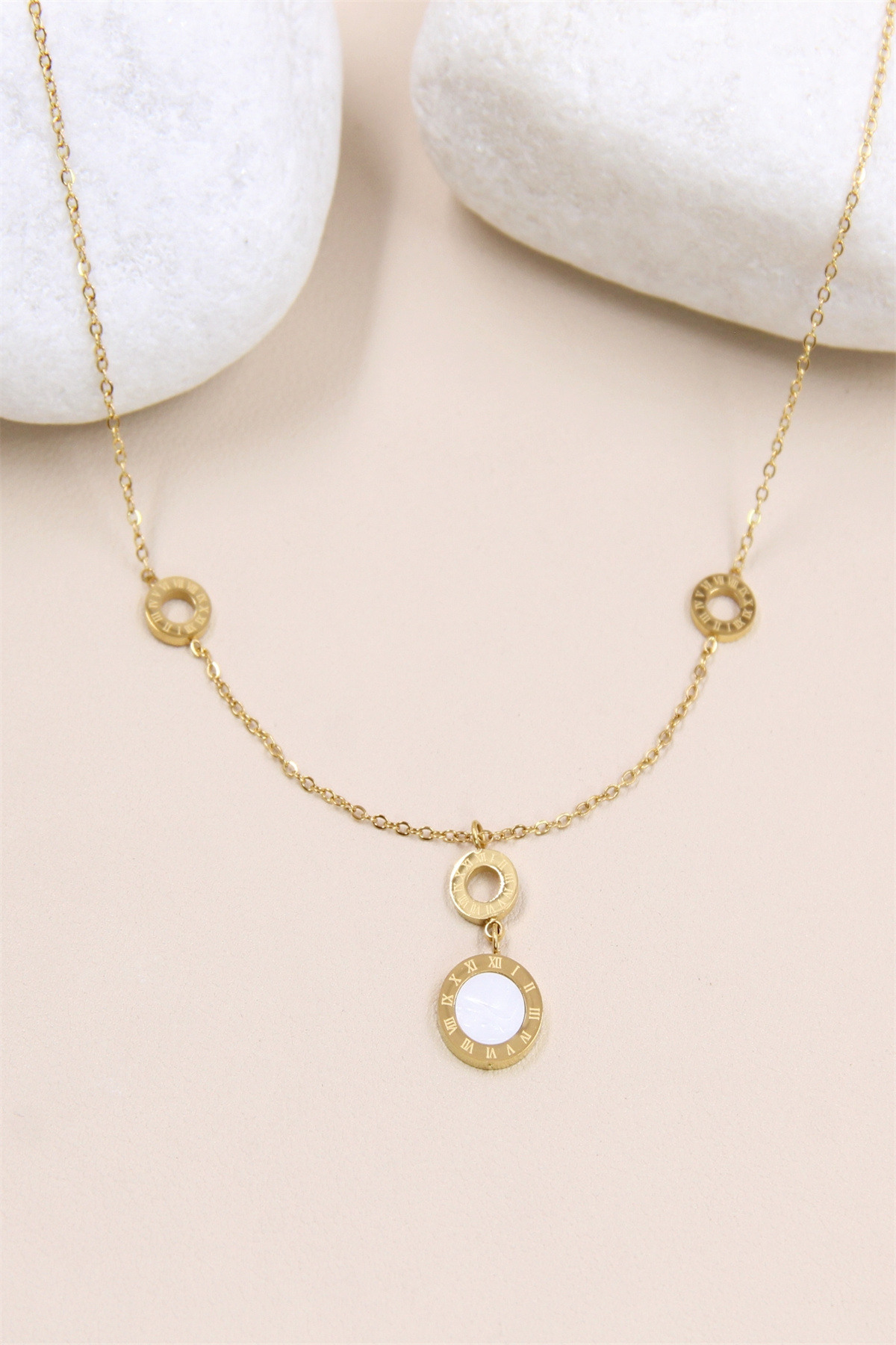 Grossiste Bellissima - Collier caractère romain en acier inoxydable : Un bijou unique