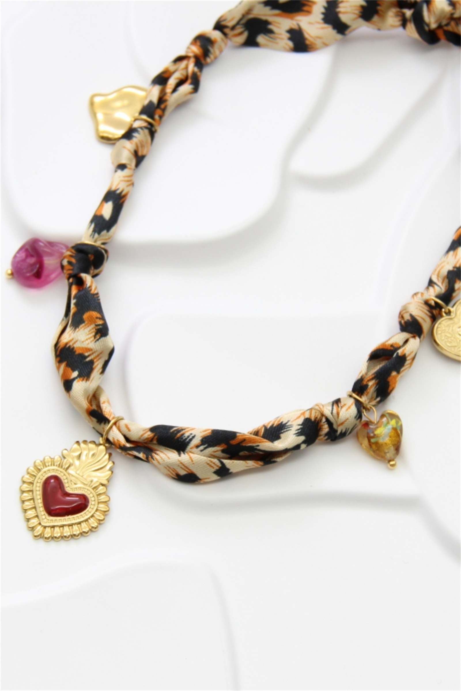 Grossiste Bellissima - Collier foulard léopard et cœur baroque