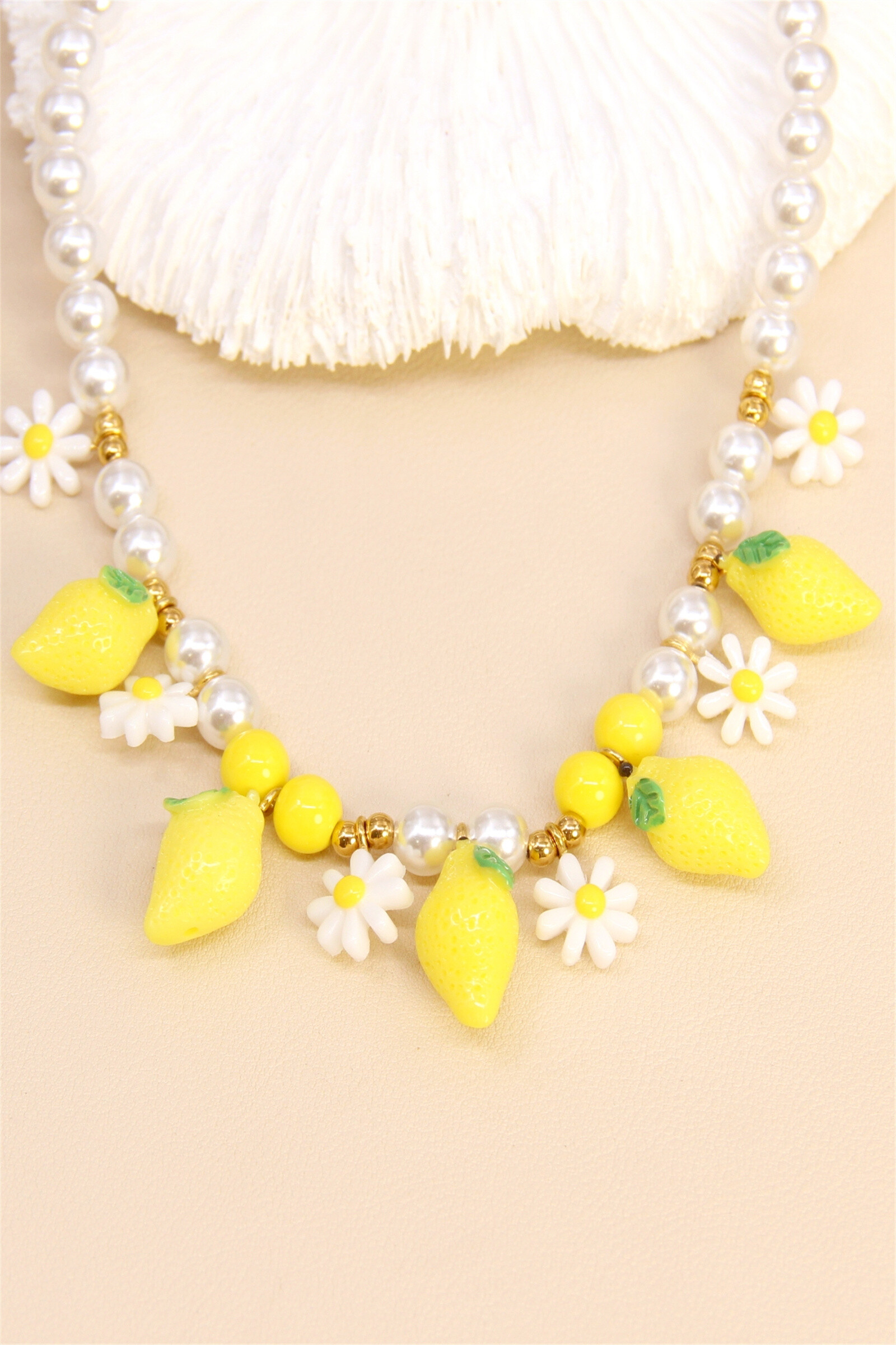 Großhändler Bellissima - Zitronen- & Gänseblümchen-Perlenhalskette - Ein spritziger und blumiger Touch