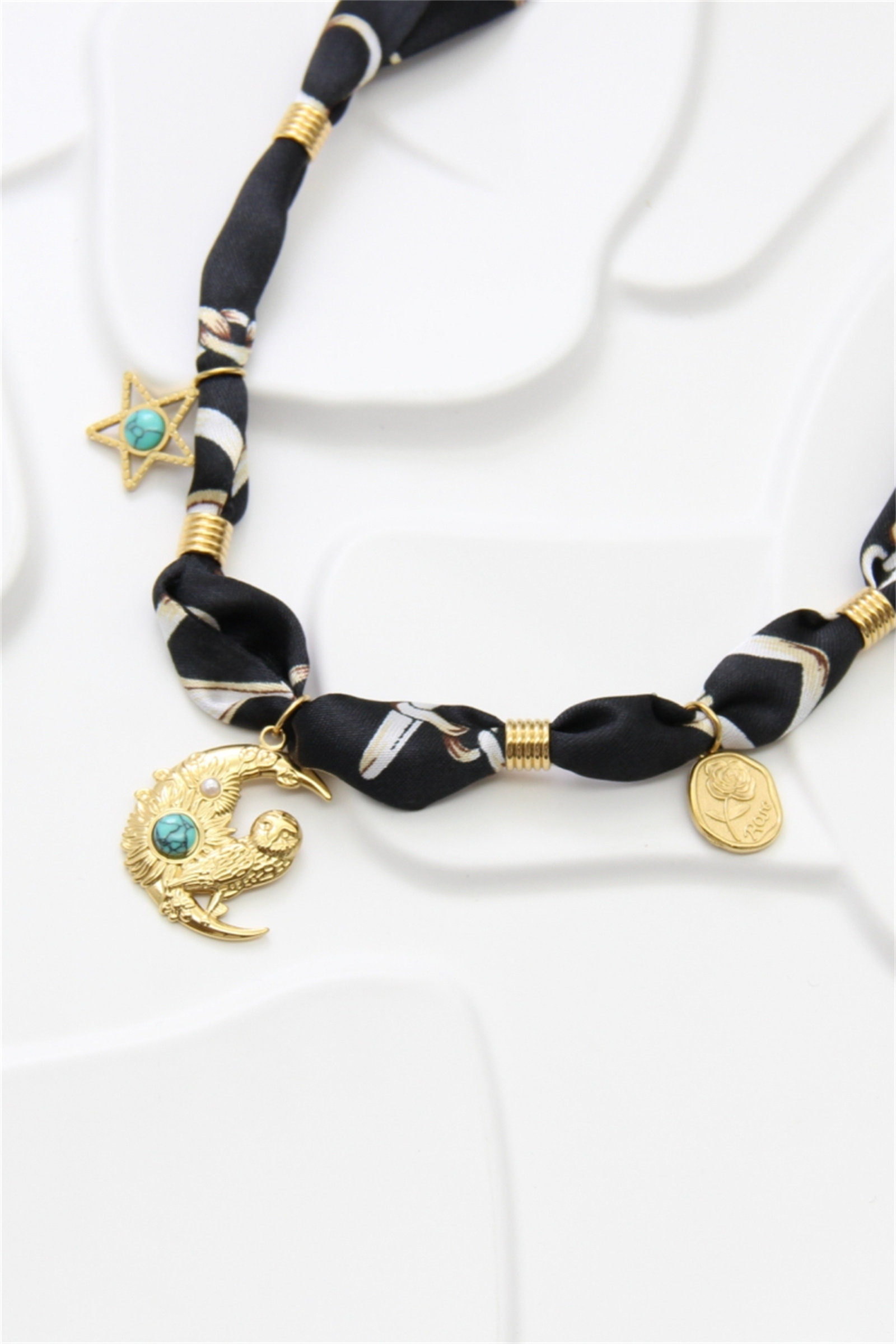 Grossiste Bellissima - Collier foulard noir et pendentifs dorés en acier inoxydable