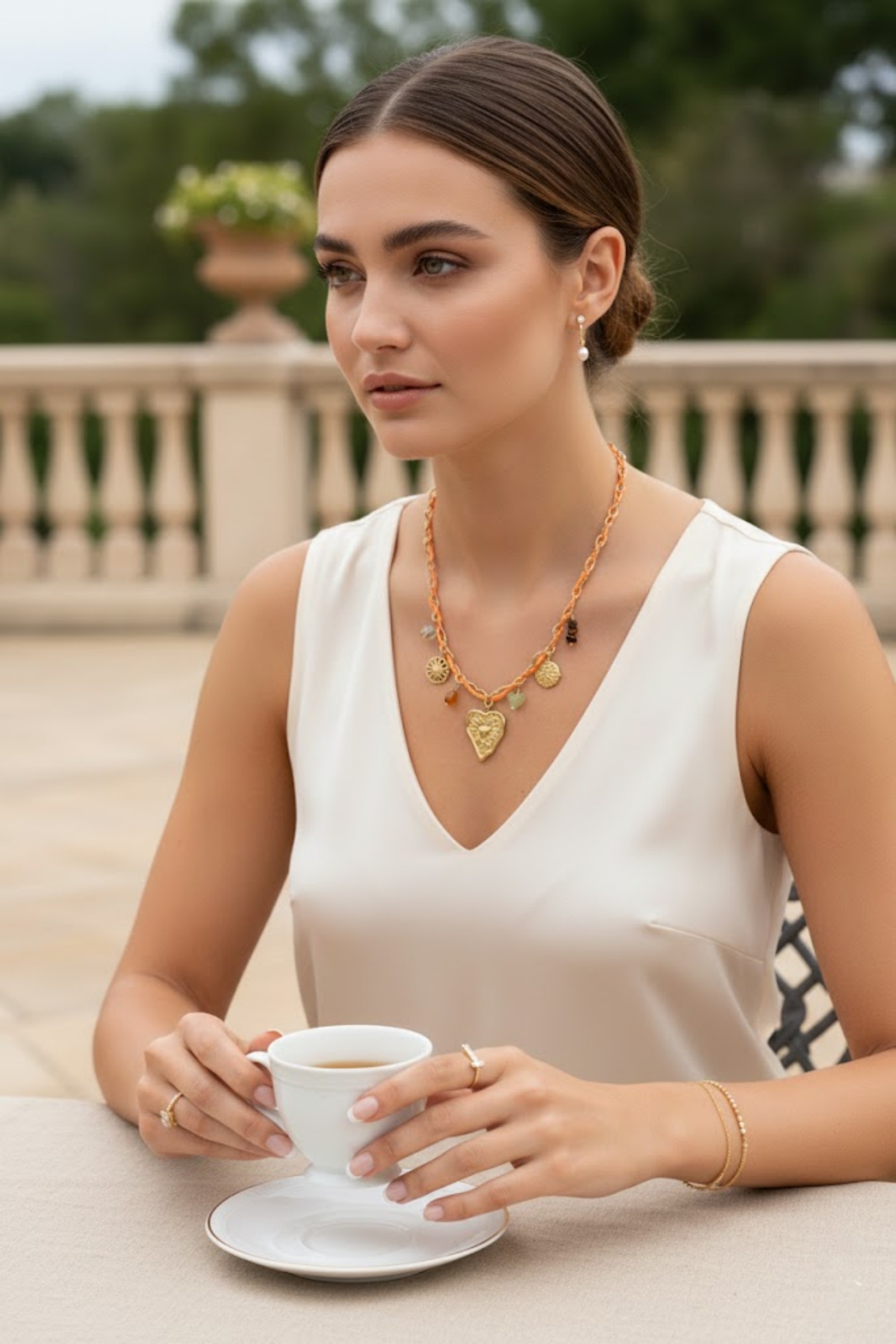 Grossiste Bellissima - Collier chaîne orange avec pendentifs cœur et médailles dorées