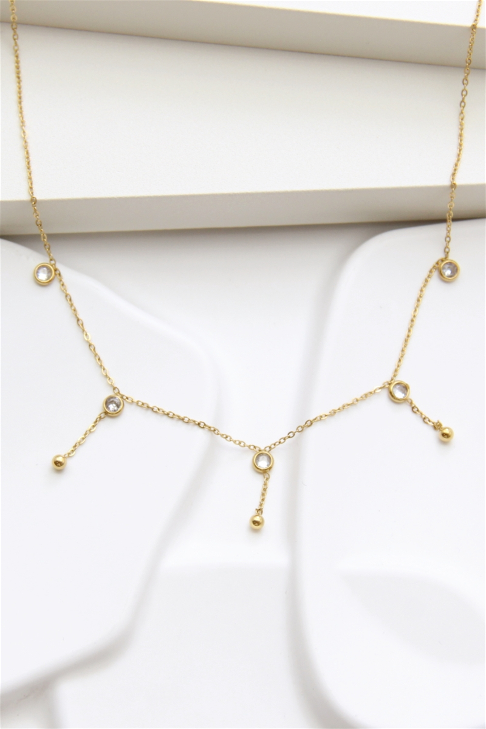 Grossiste Bellissima - Collier doré en acier inoxydable avec pampilles et zirconiums – Élégance minimaliste