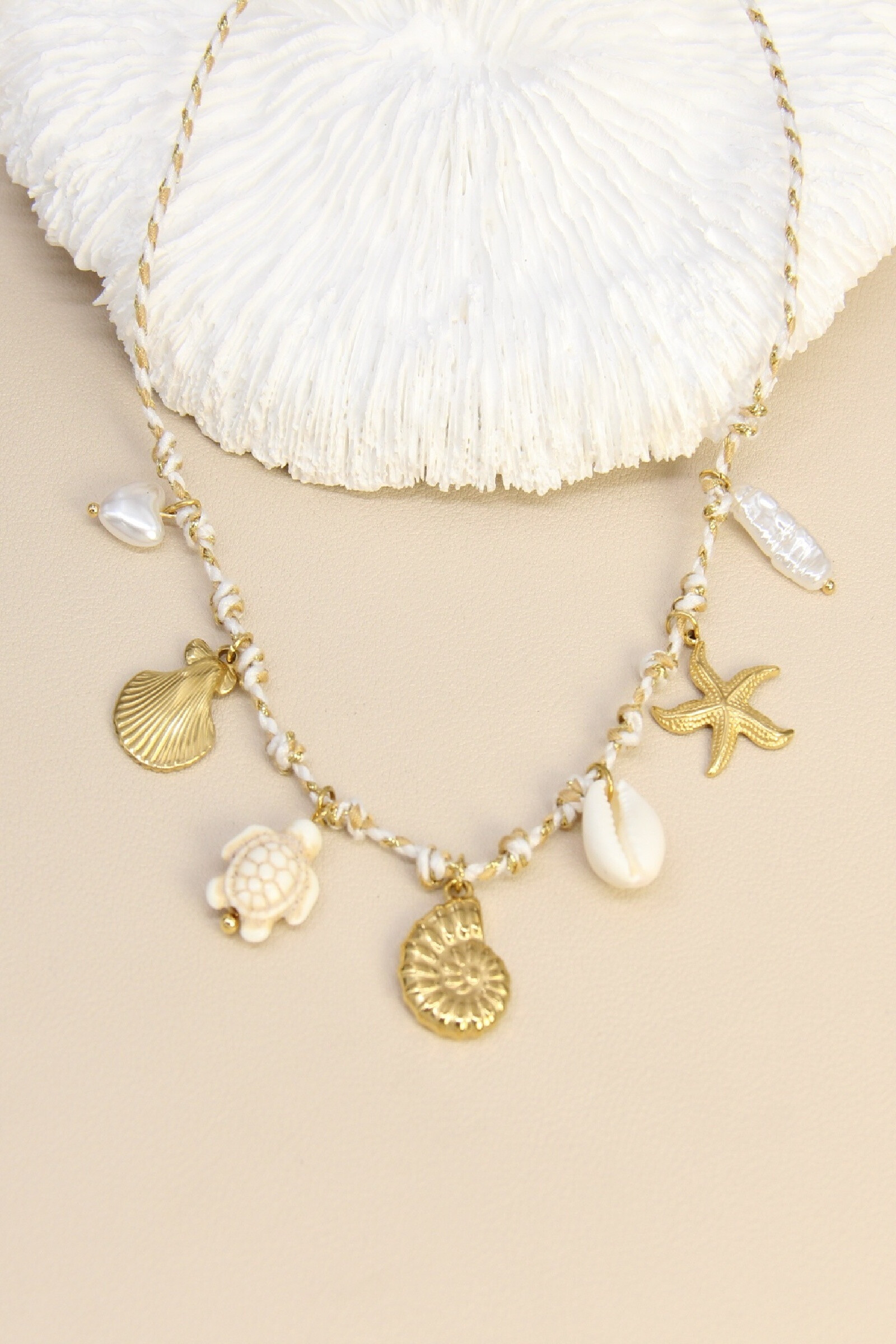 Grossista Bellissima - Collana con conchiglie e ciondoli dorati - spirito marino
