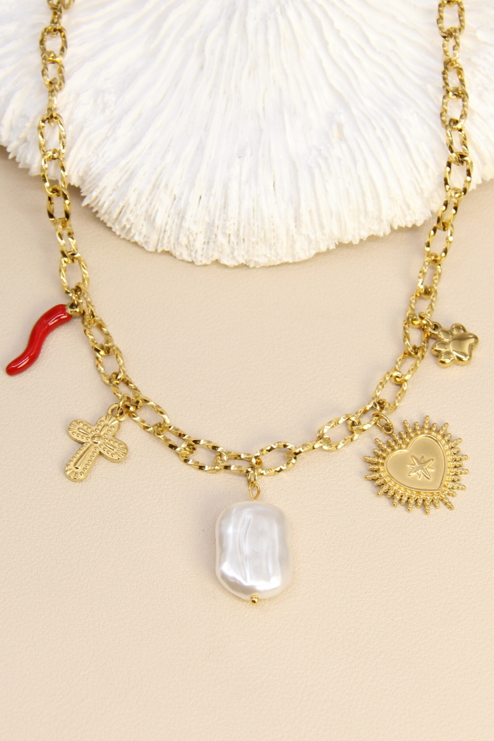 Wholesaler Bellissima - Medallion and baroque pearl necklace - Bohemian chic style