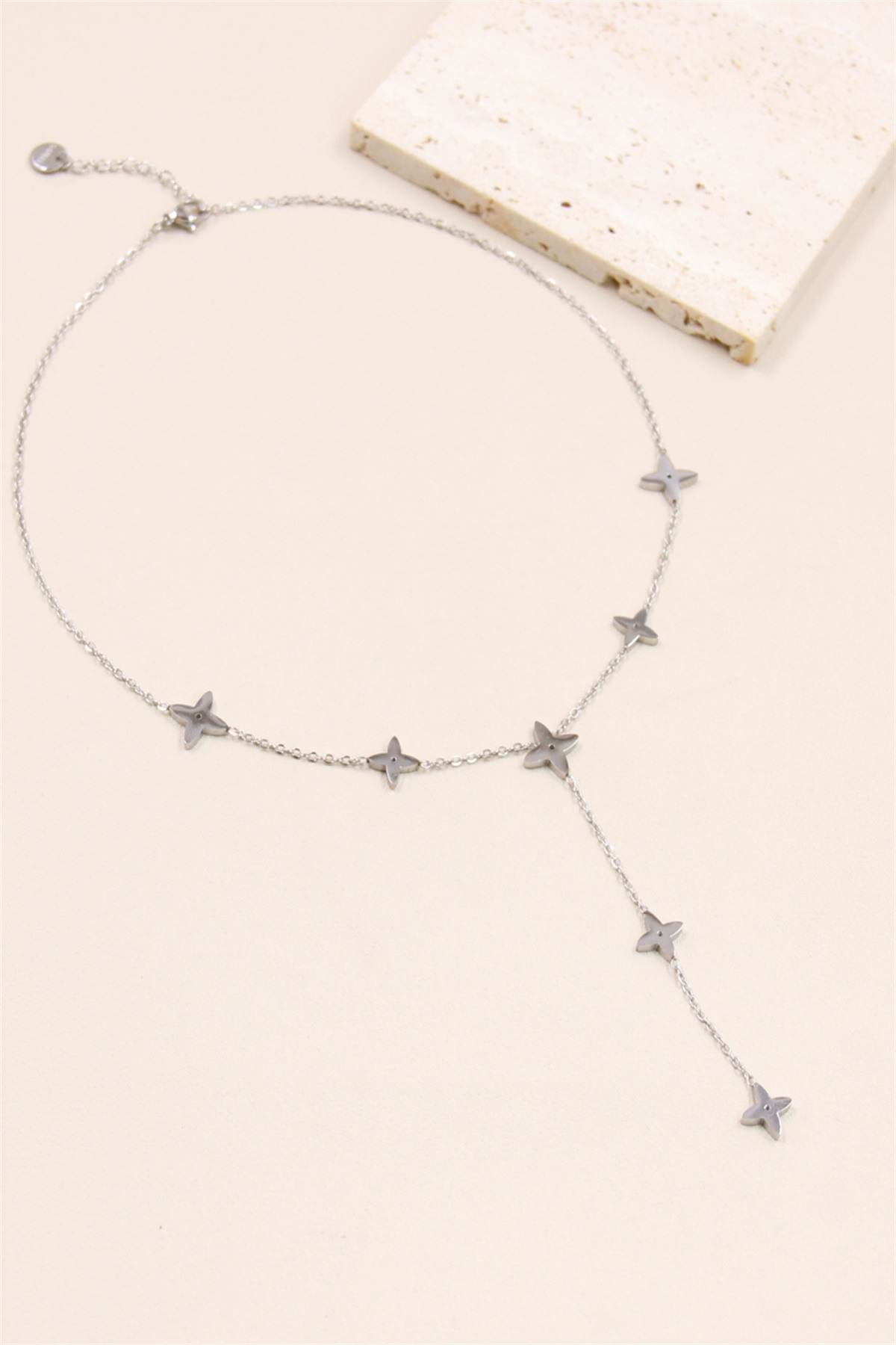 Grossiste Bellissima - Collier Étoile Design "Y" en Acier Inoxydable : Un Accessoire de Style Audacieu