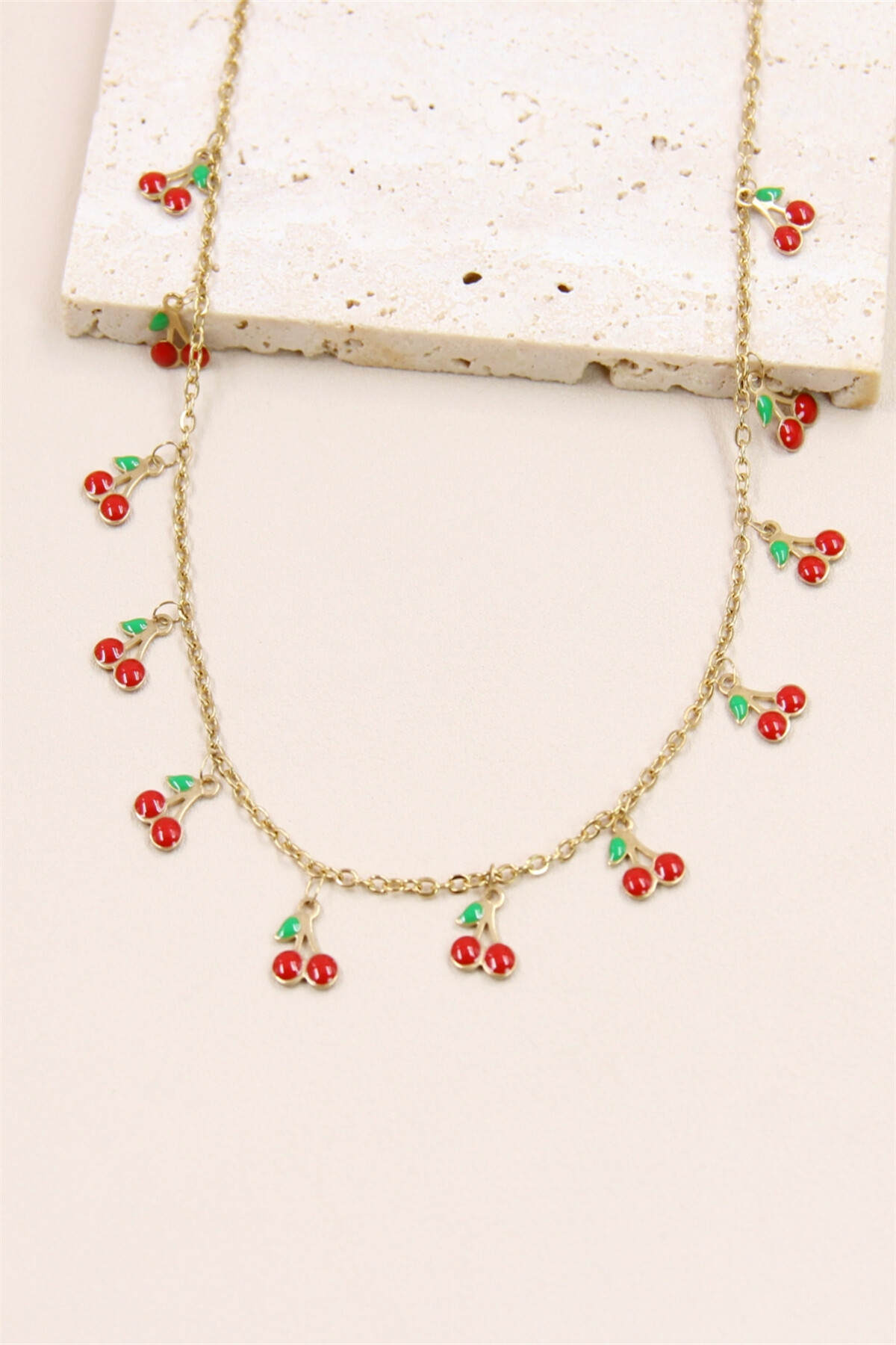 Grossiste Bellissima - Collier Breloque Cerise en Acier Inoxydable : Un Accessoire Gourmand et Élégant