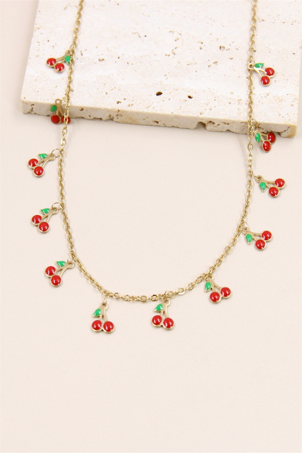 Grossiste Bellissima - Collier Breloque Cerise en Acier Inoxydable : Un Accessoire Gourmand et Élégan