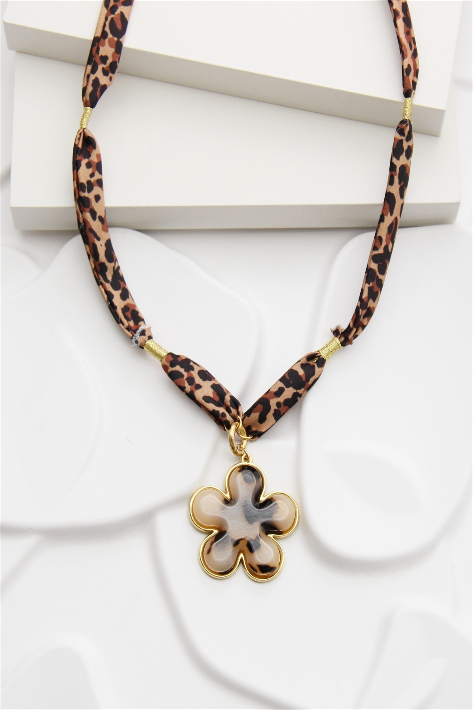 Grossiste Bellissima - Collier fleur léopard doré – Bijou fantaisie tendance et audacieux