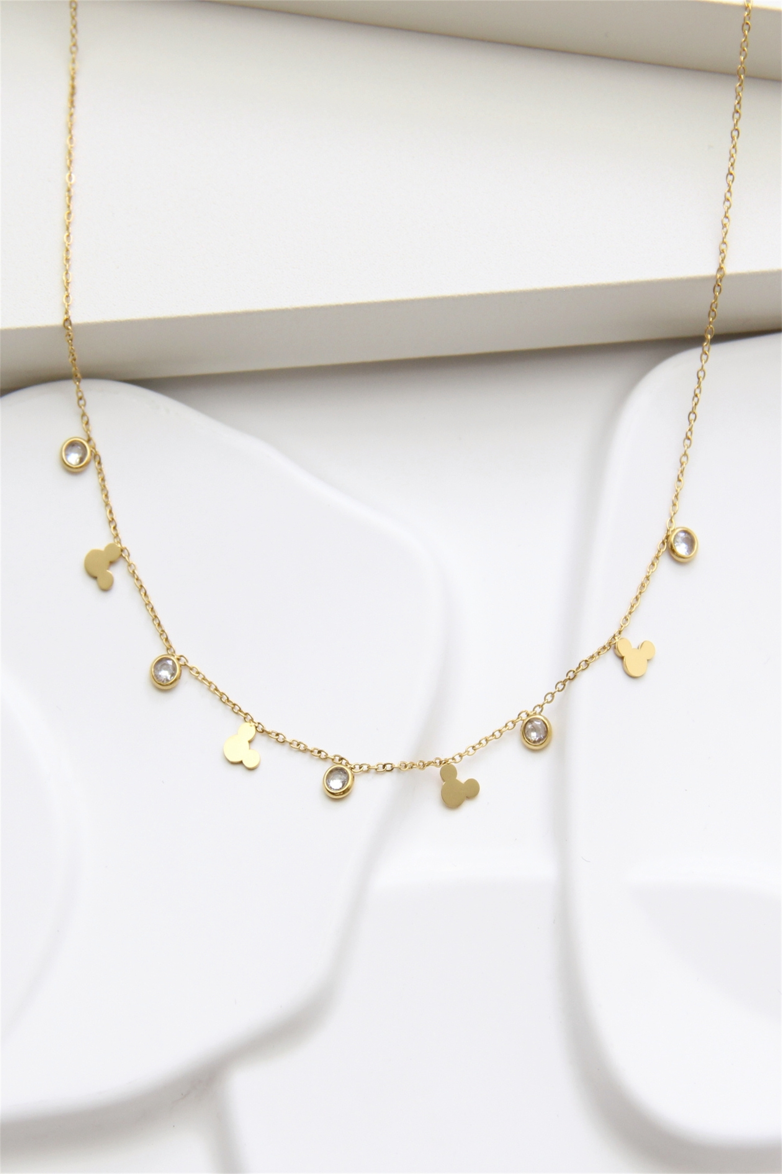 Grossiste Bellissima - Collier doré en acier inoxydable avec pendentifs cœur et zirconium – Élégance raffinée