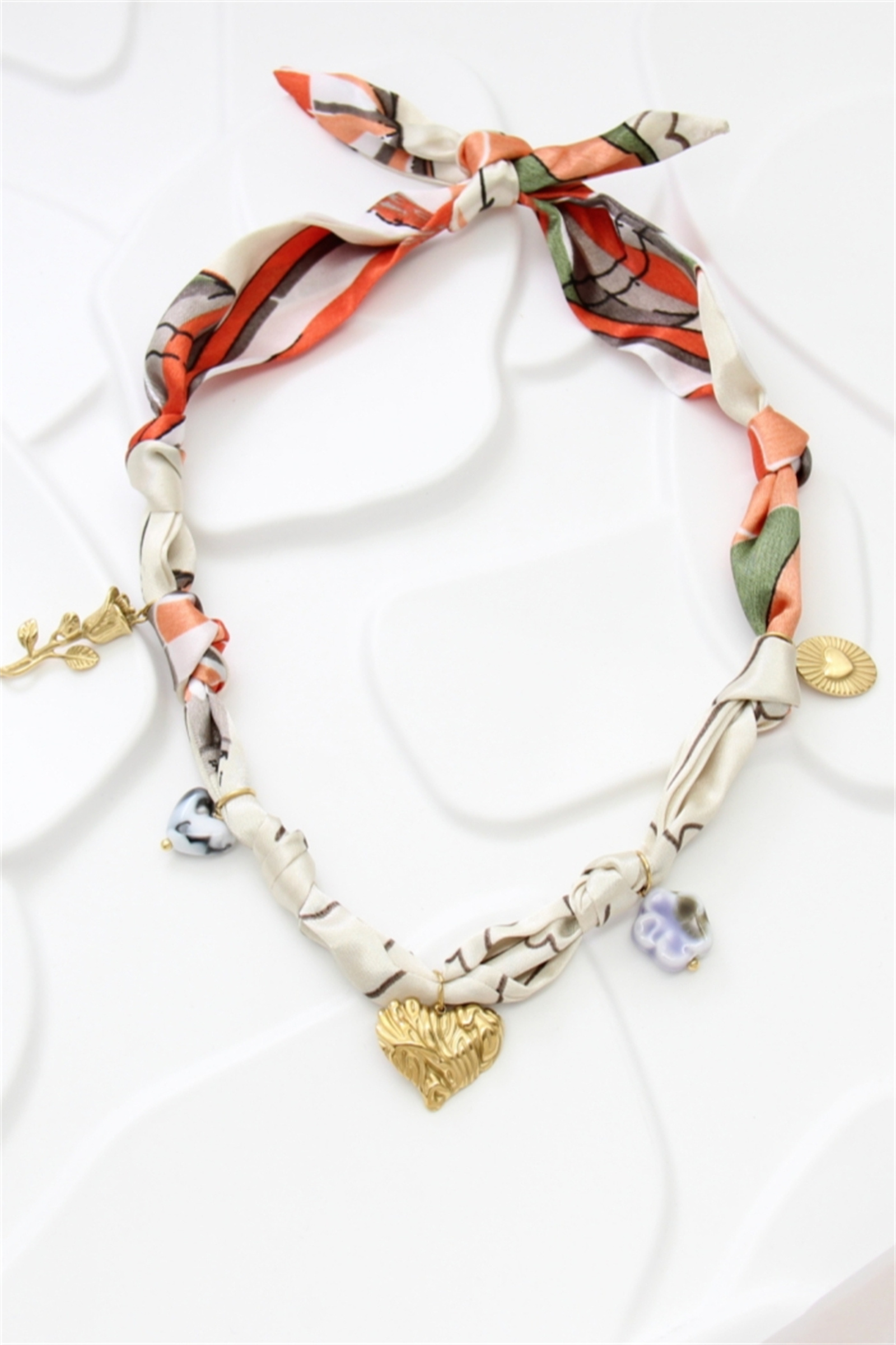 Grossiste Bellissima - Collier foulard imprimé & breloques dorées