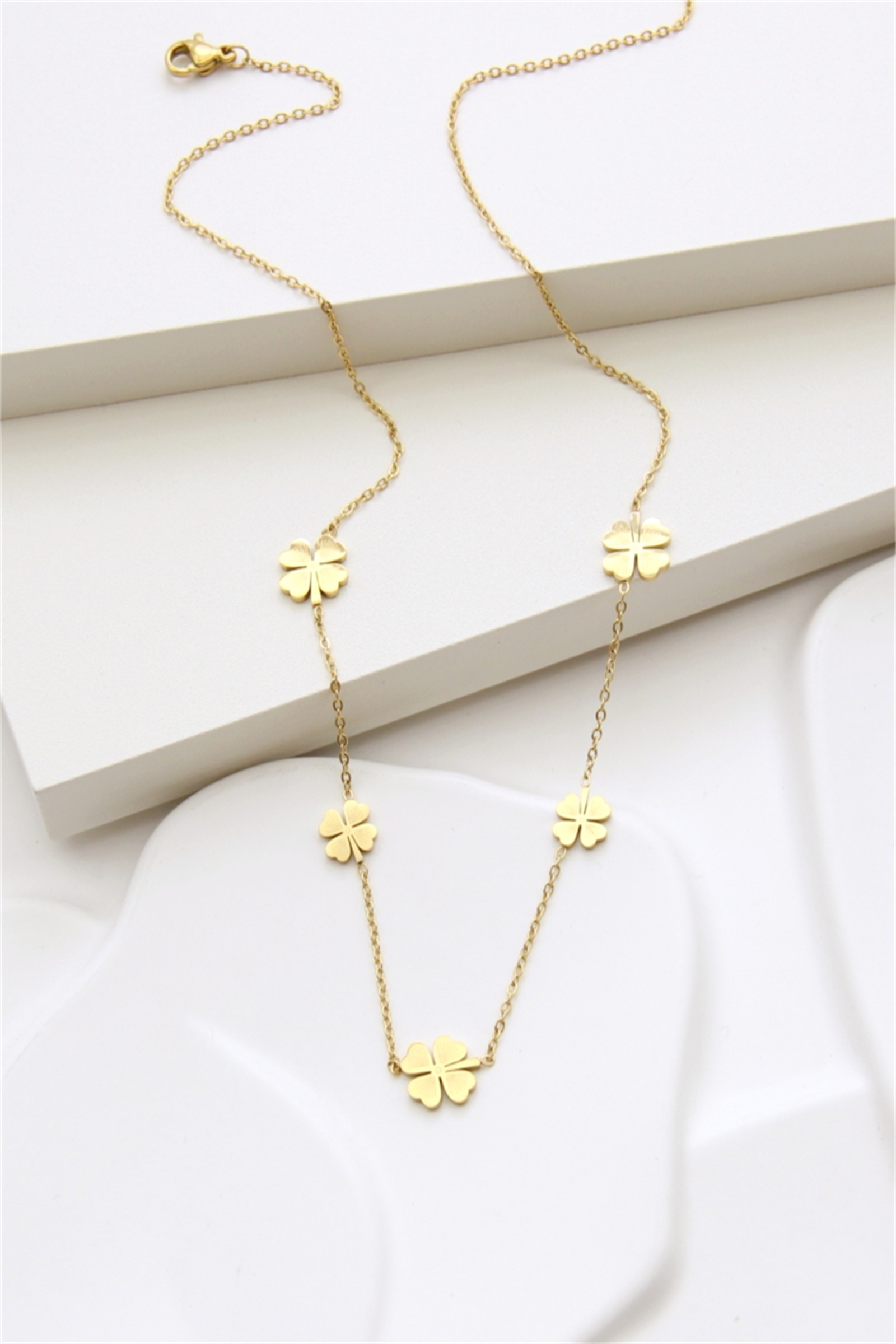 Grossiste Bellissima - Collier Acier Inoxydable Doré Quatre feuilles, Collier Lucky Charm Floral