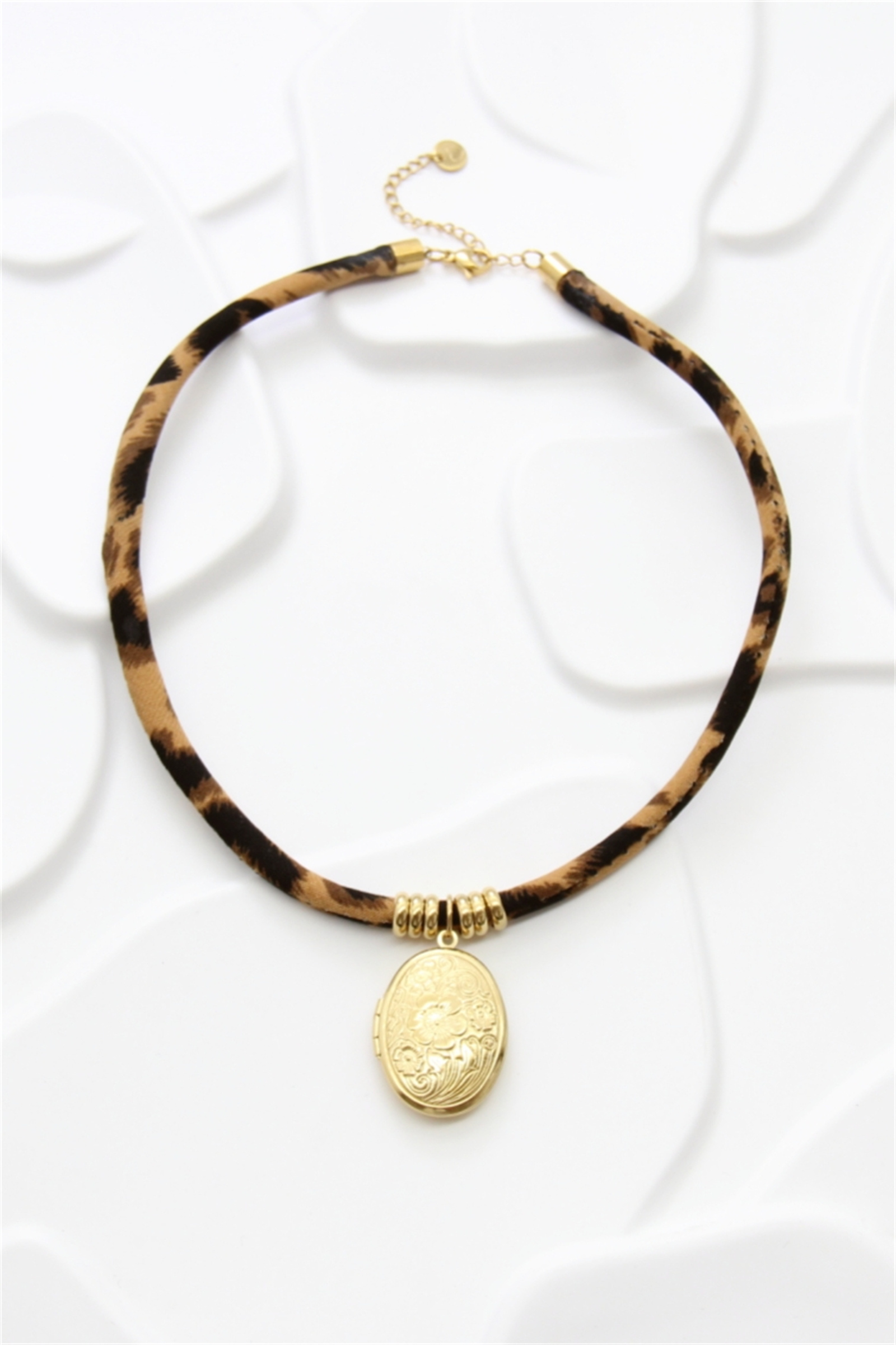 Grossiste Bellissima - Collier pendentif médaillon ovale doré avec ruban léopard