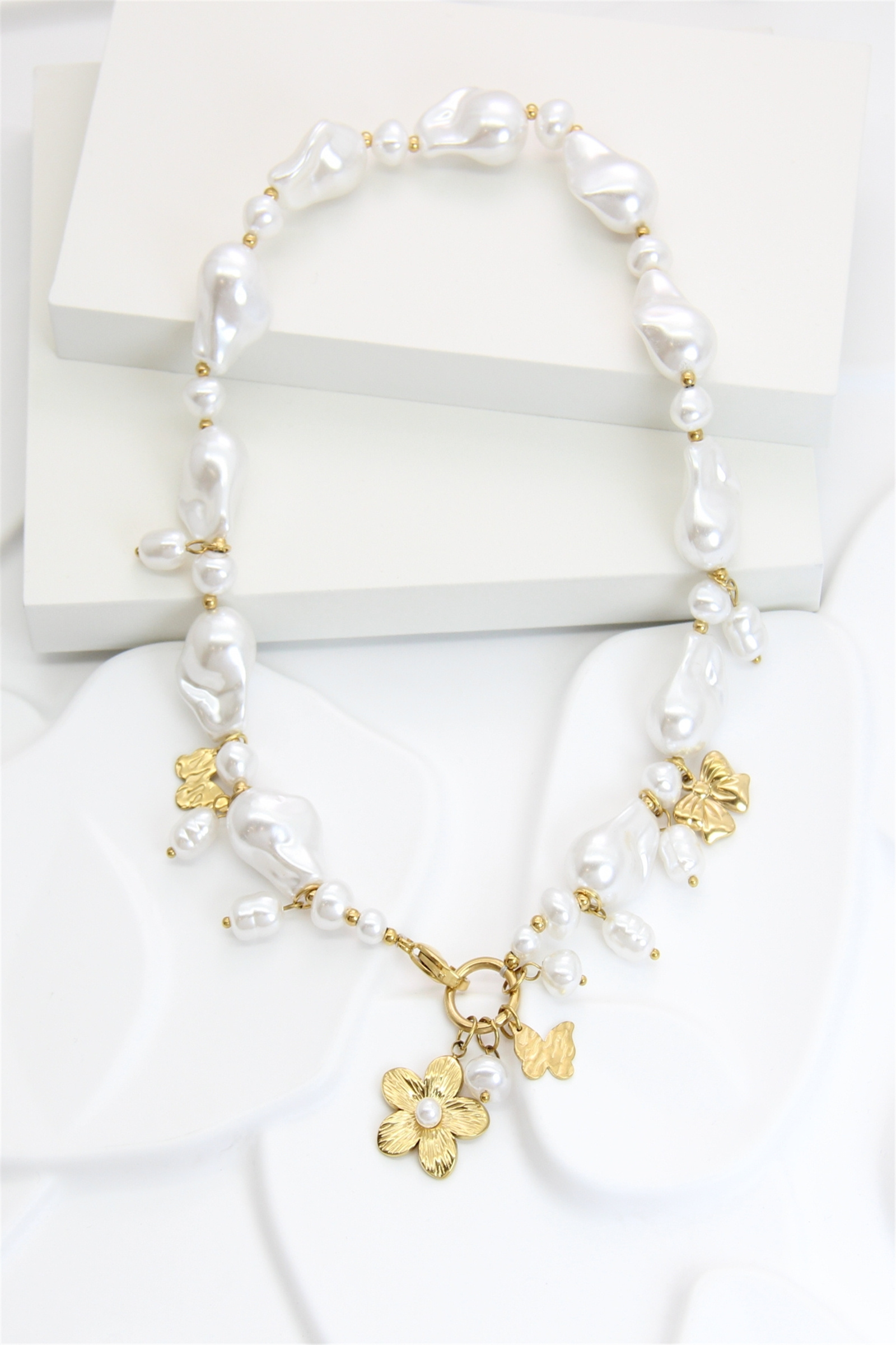 Grossiste Bellissima - Collier perles blanches irrégulières et charms dorés fleur et papillon