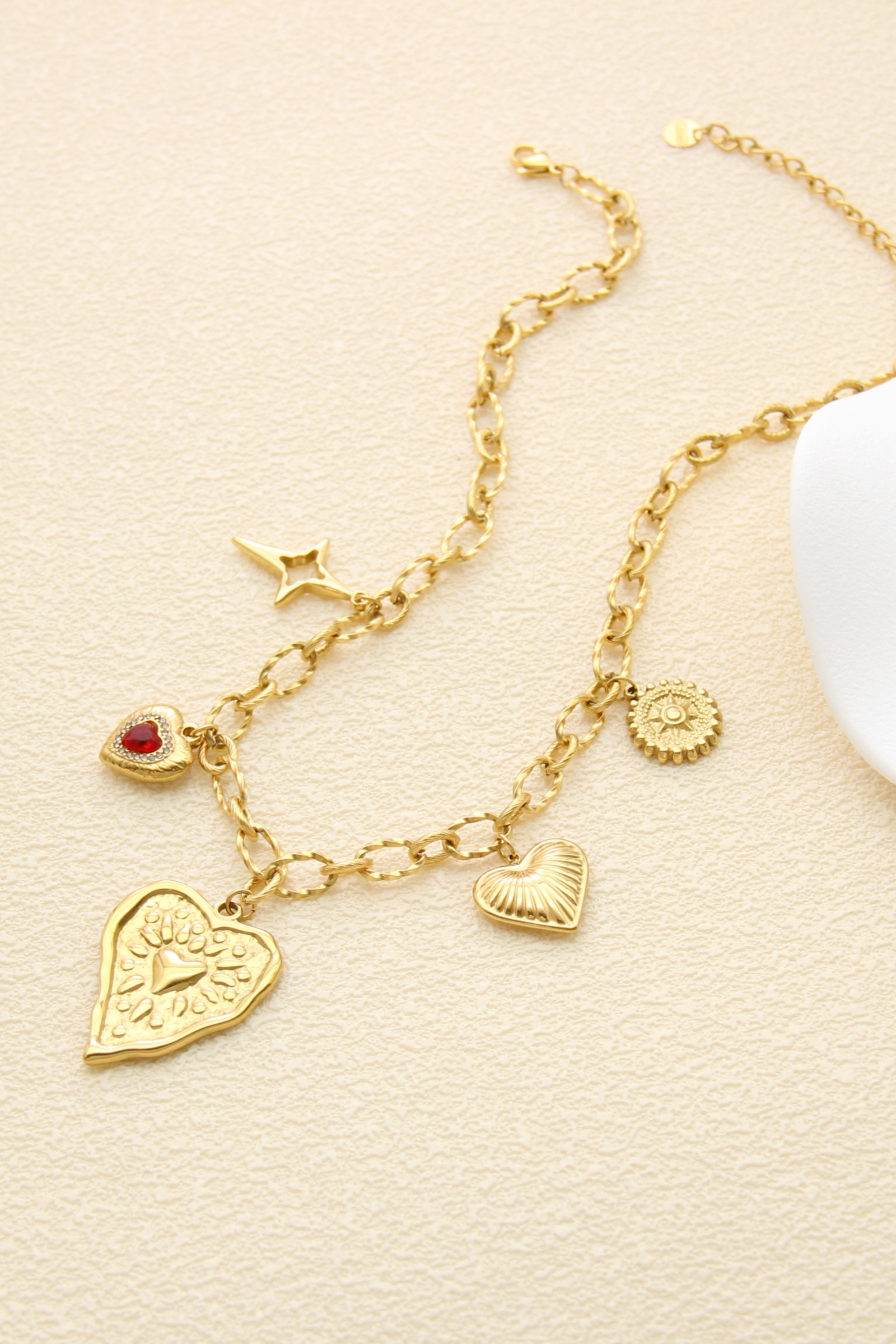 Grossiste Bellissima - Collier Cœurs & Charms Dorés – Acier Inoxydable