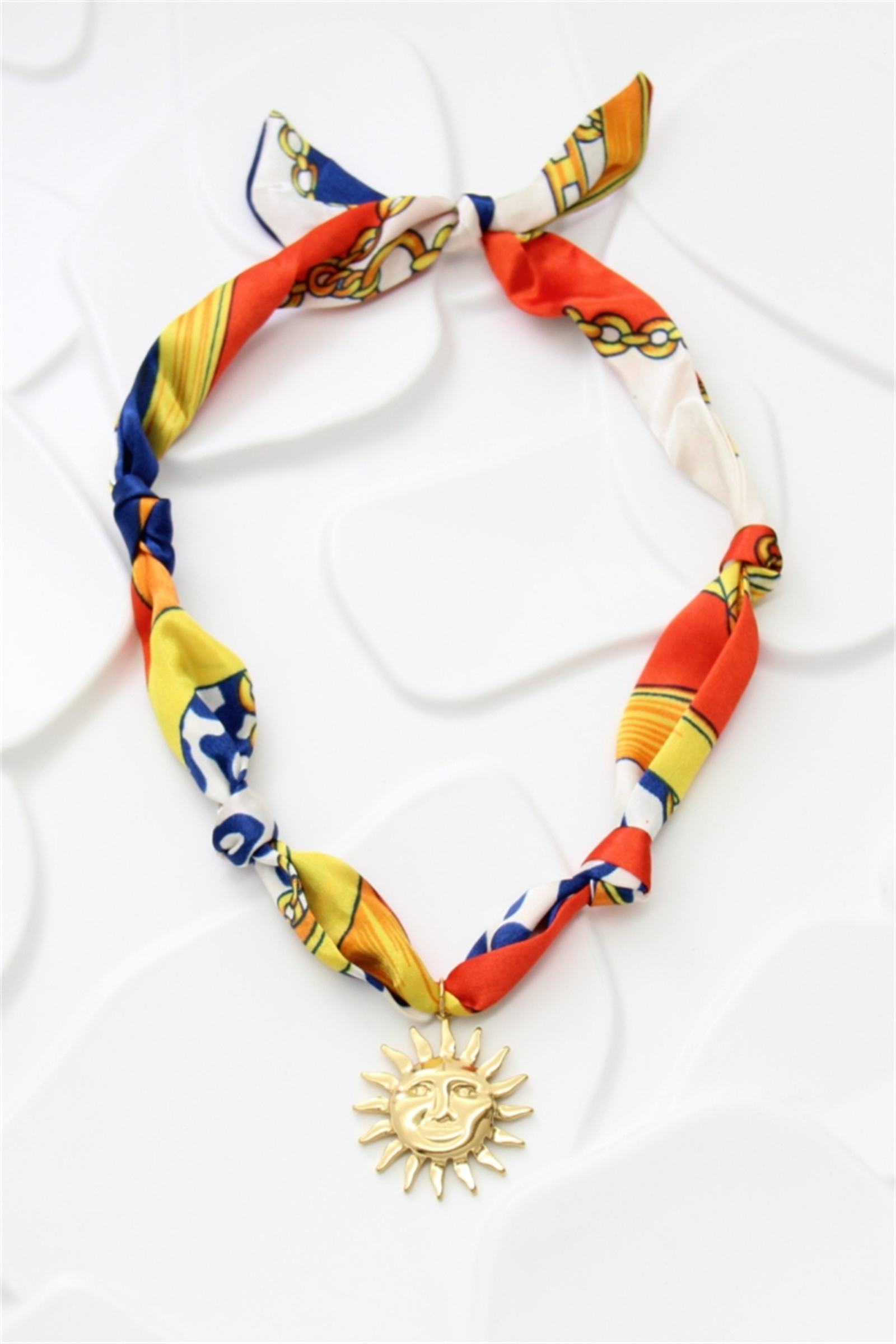 Grossiste Bellissima - Collier foulard multicolore pendentif soleil en acier inoxydable