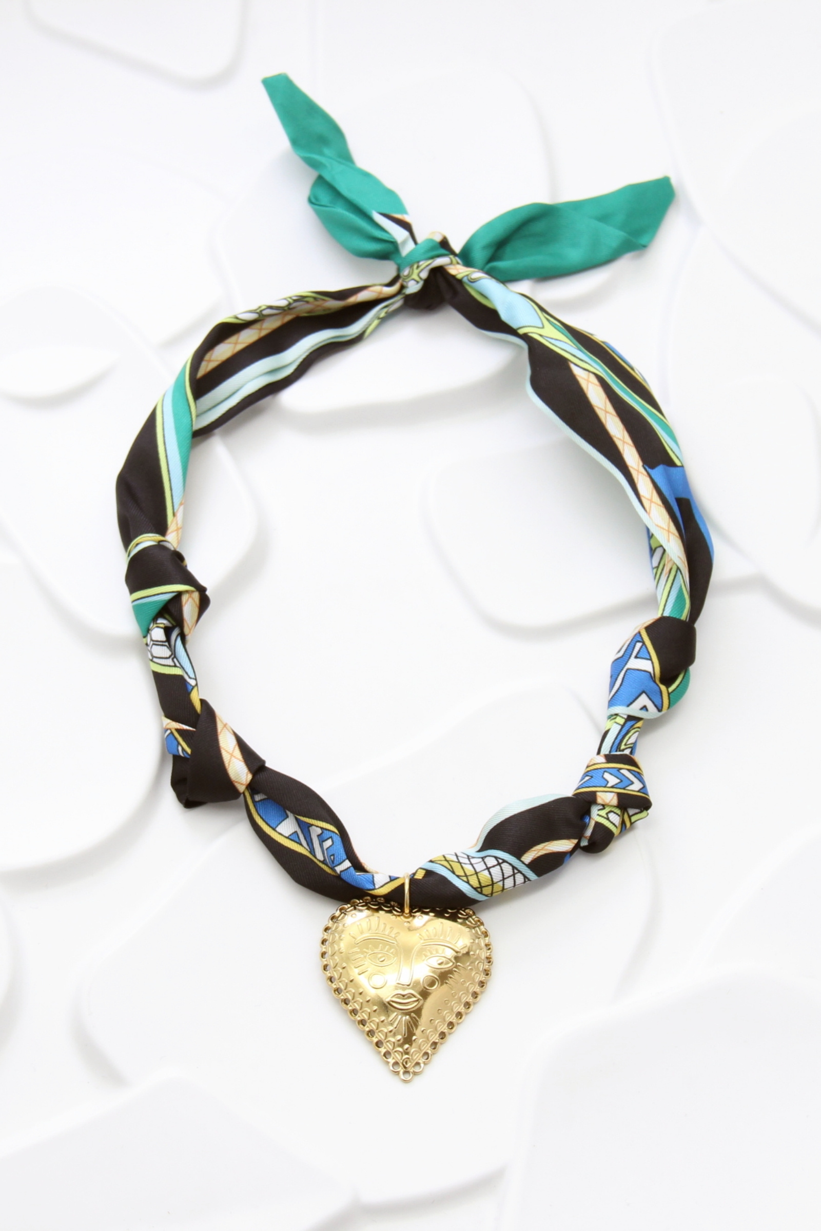 Grossiste Bellissima - Collier Foulard avec Pendentif Cœur Ethnique Doré – Acier Inoxydable