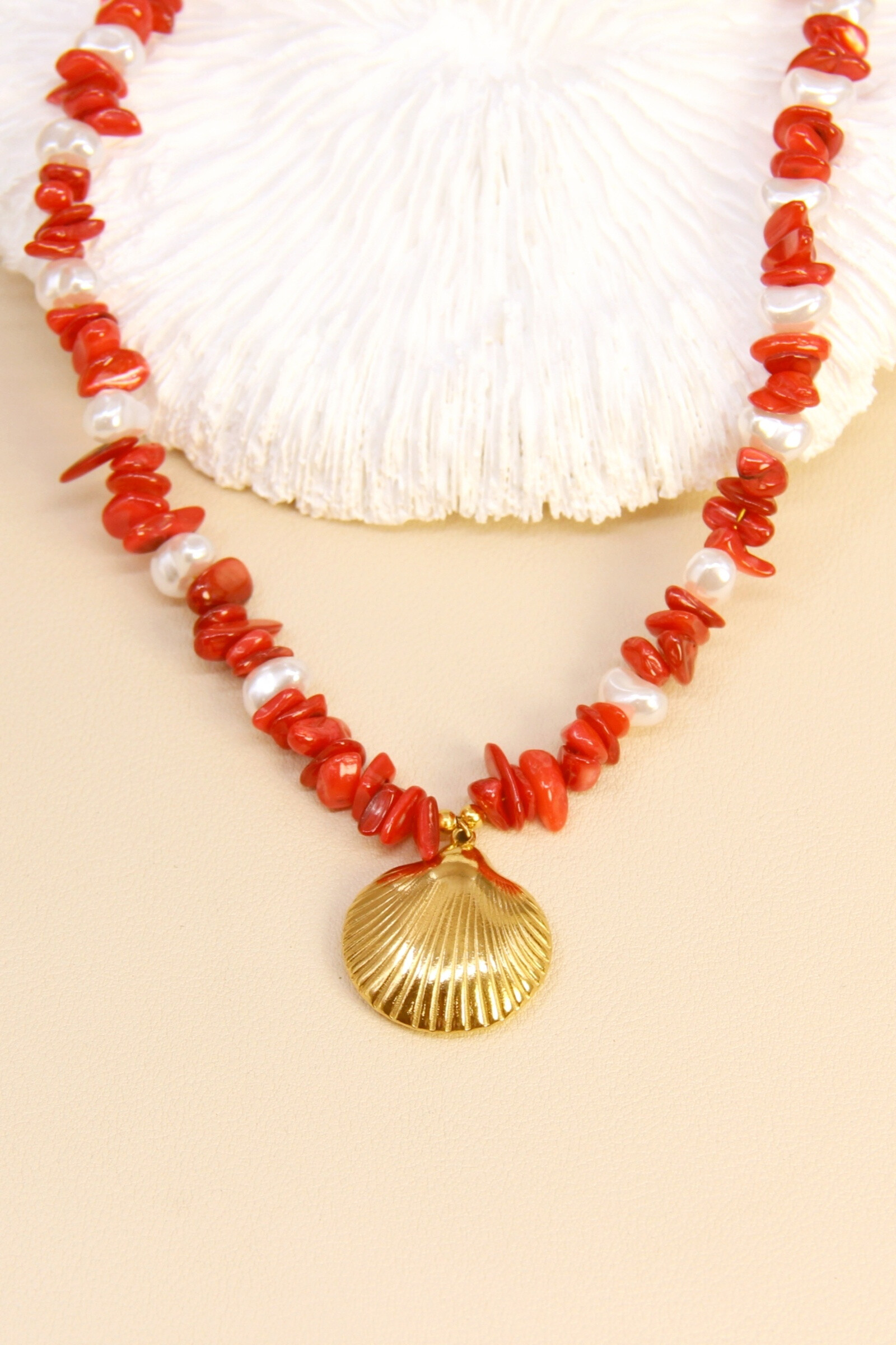 Wholesaler Bellissima - Red stone & bead necklace - Golden seashell pendant - Stainless steel