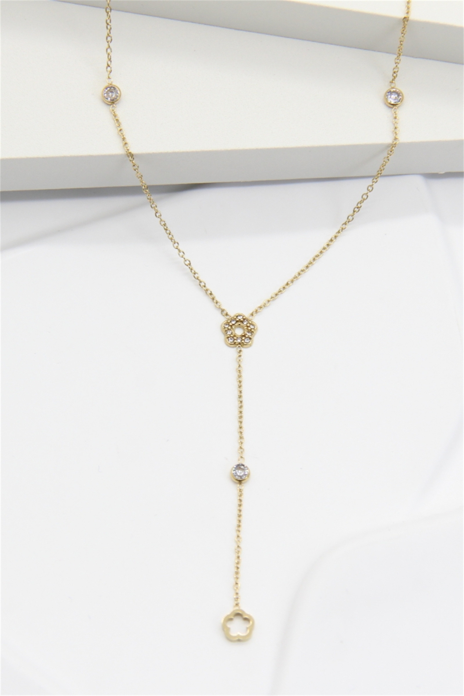 Grossiste Bellissima - Collier Y Fleur ajourée doré – Élégance florale en acier inoxydable