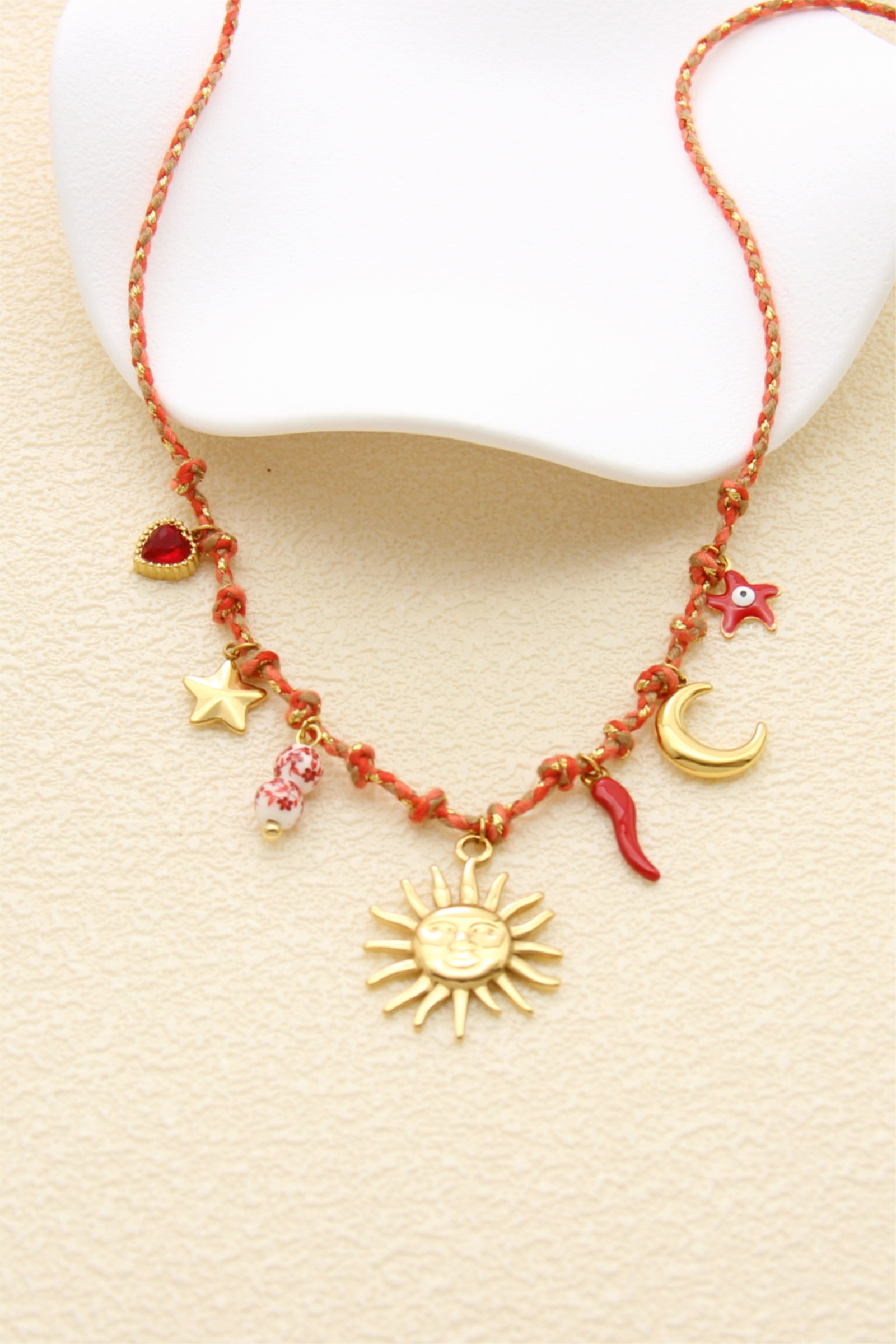 Grossiste Bellissima - Collier Soleil & Porte-Bonheur – Cordon Rouge et Acier Inoxydable Doré