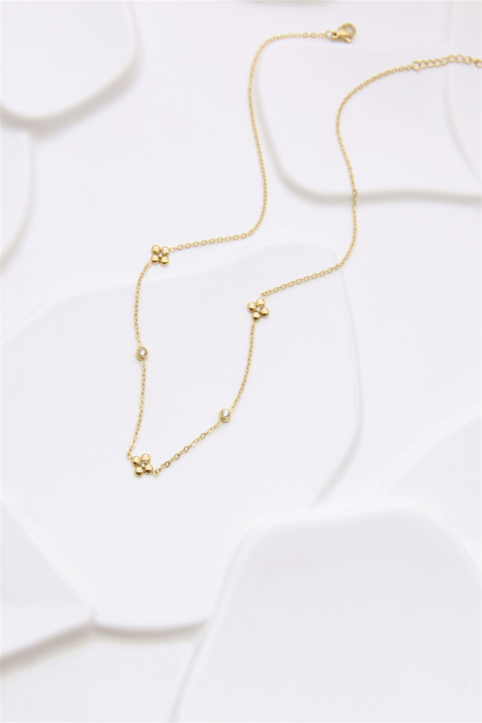 Grossiste Bellissima - Collier acier inoxydable fin avec fleurs et zirconium