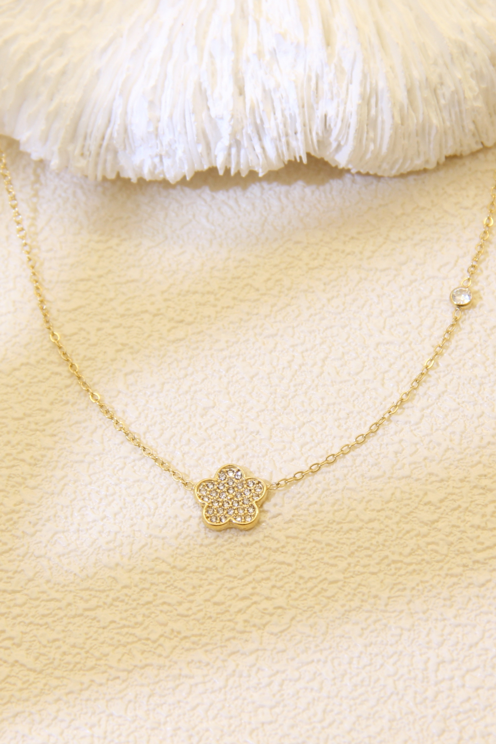 Grossiste Bellissima - Collier fleur strass acier inoxydable – Argenté ou doré