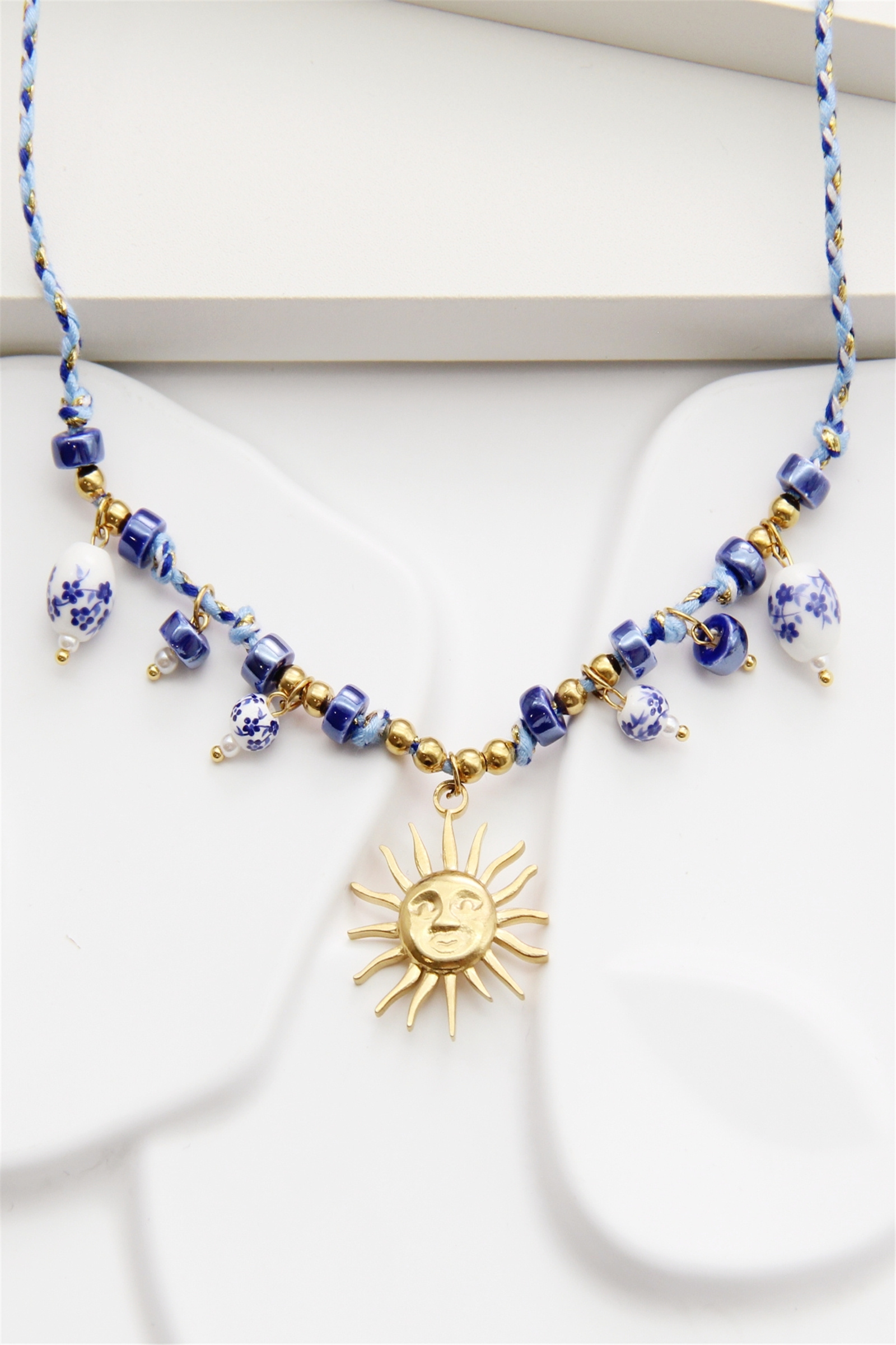 Grossiste Bellissima - Collier Soleil Doré et Perles Bleues – Style Bohème Chic