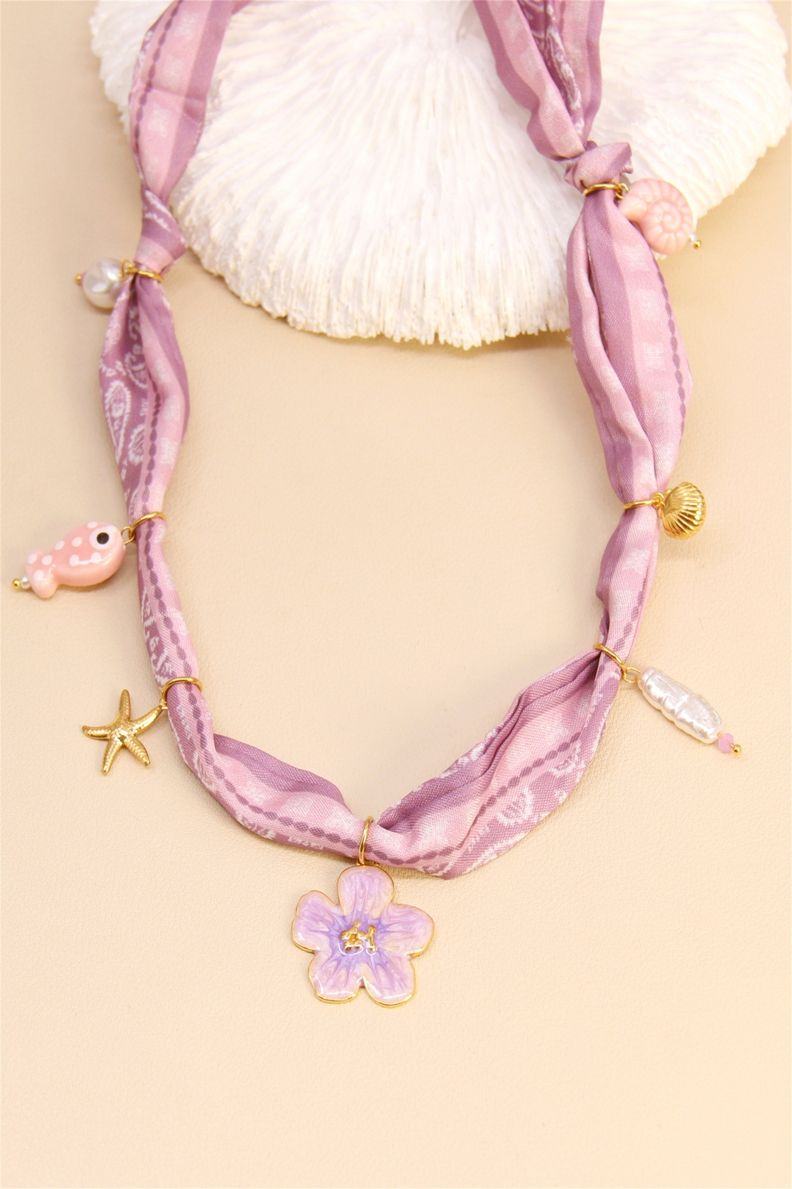 Grossiste Bellissima - Collier ruban rose & fleur violette – Charme estival doux