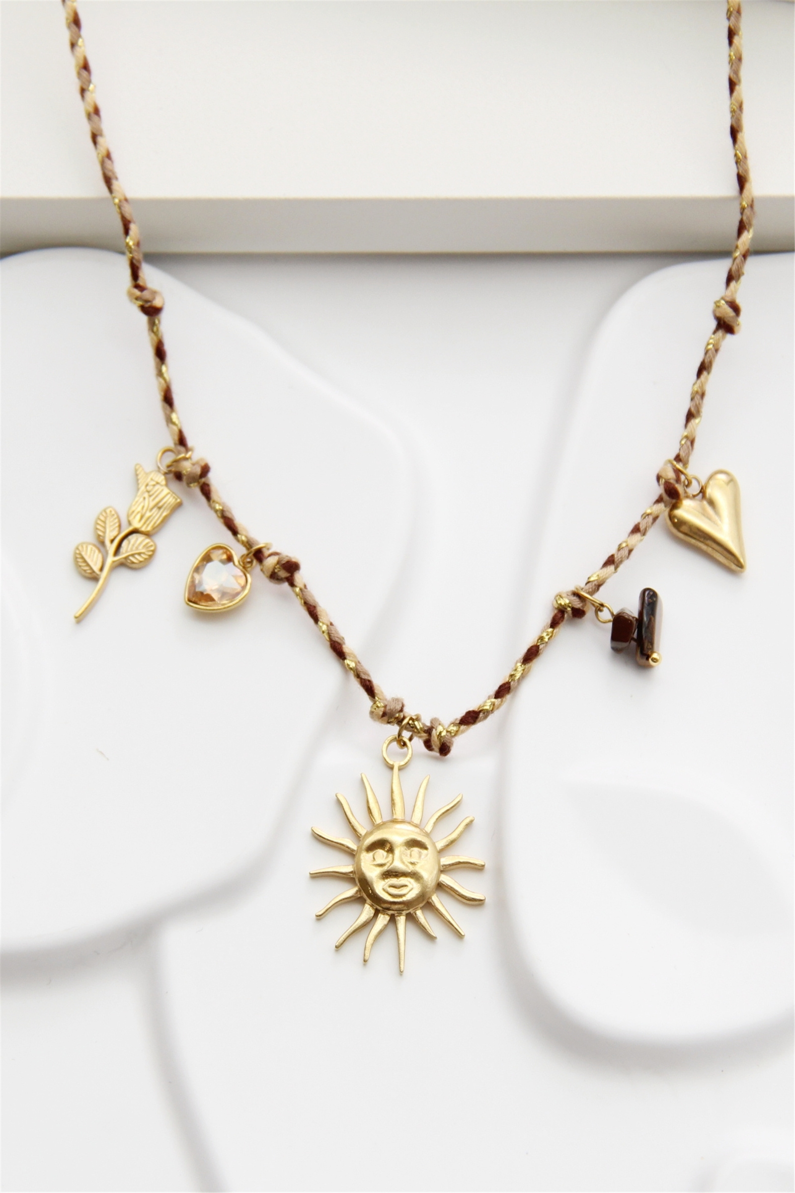 Grossiste Bellissima - Collier Soleil doré sur cordon tressé – Bijou bohème chic en acier inoxydab