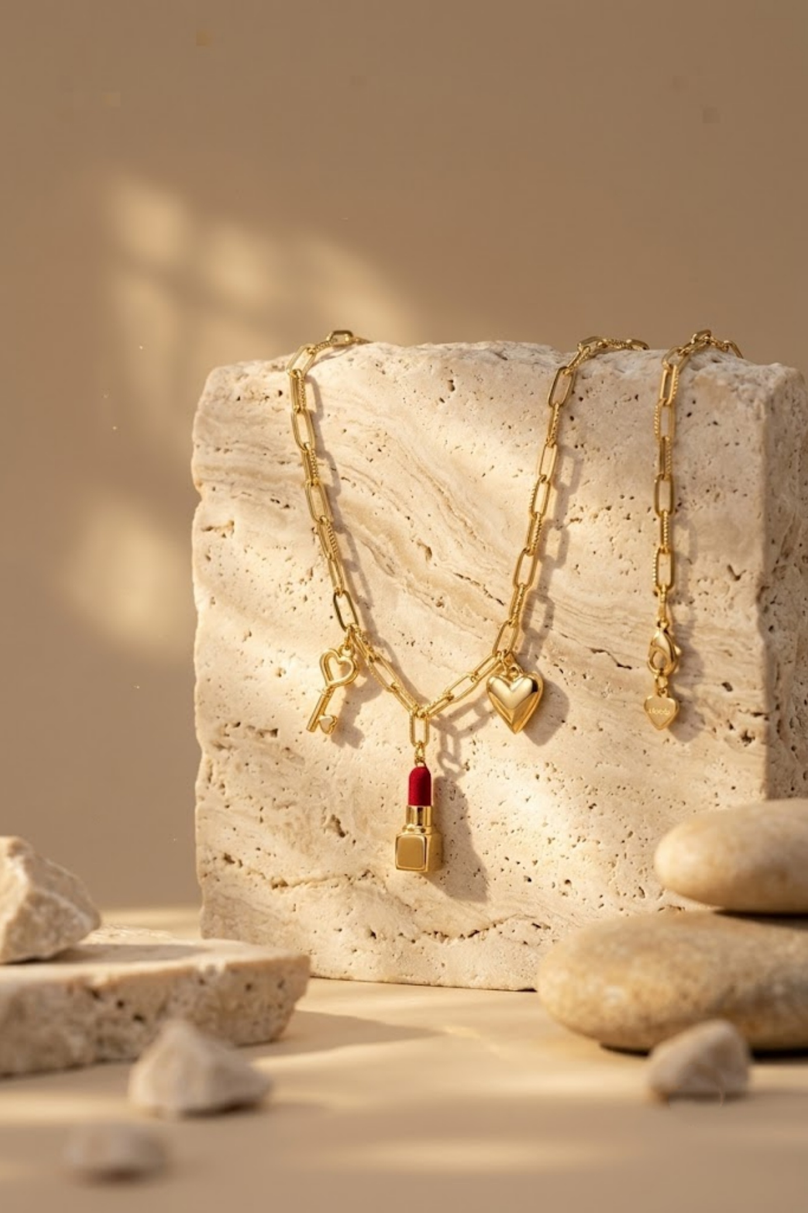Grossiste Bellissima - Collier à charms – Chaîne dorée & pendentifs symboliques