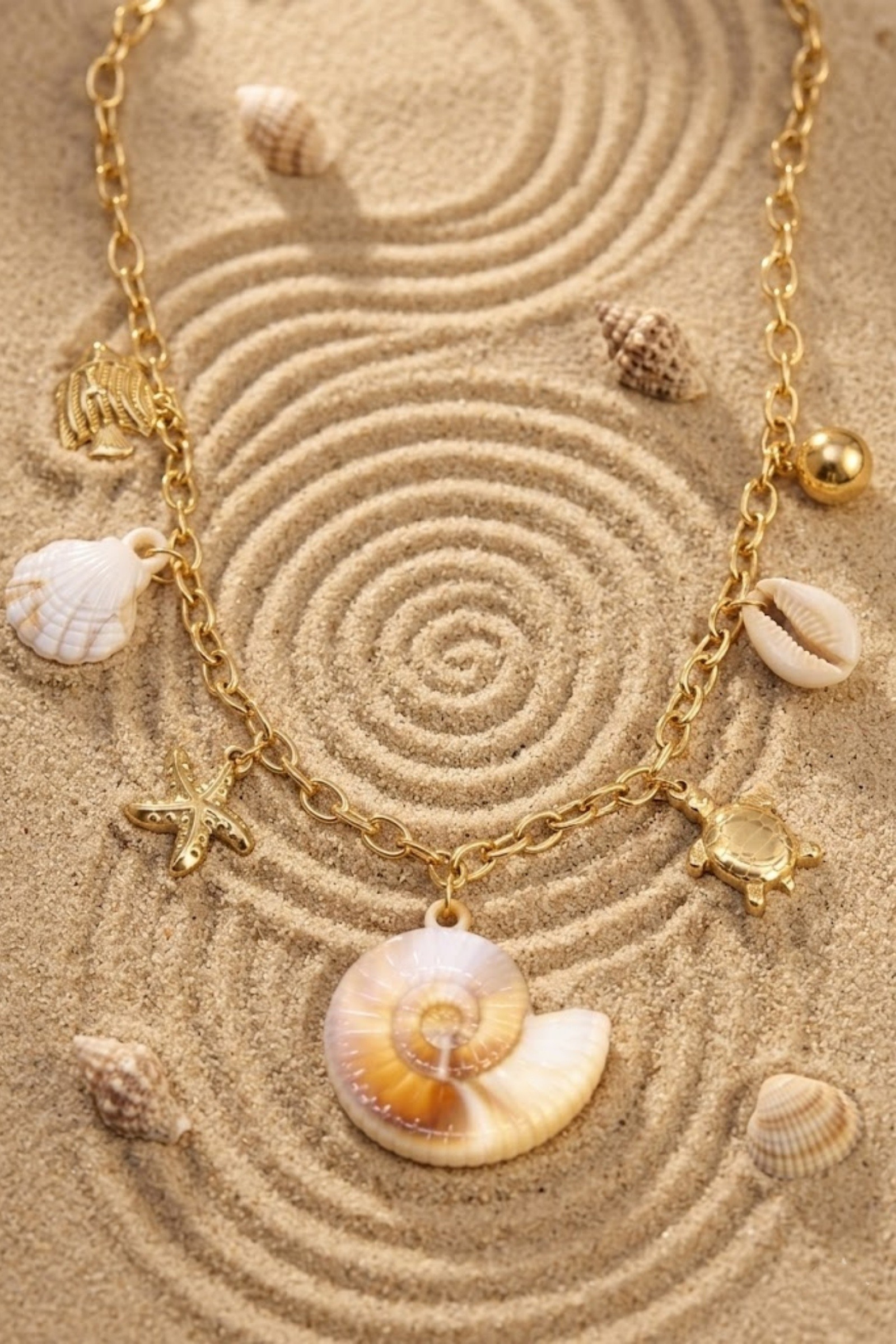 Grossiste Bellissima - Collier "Océan Spirale" – Coquillage en Résine & Charms Dorés