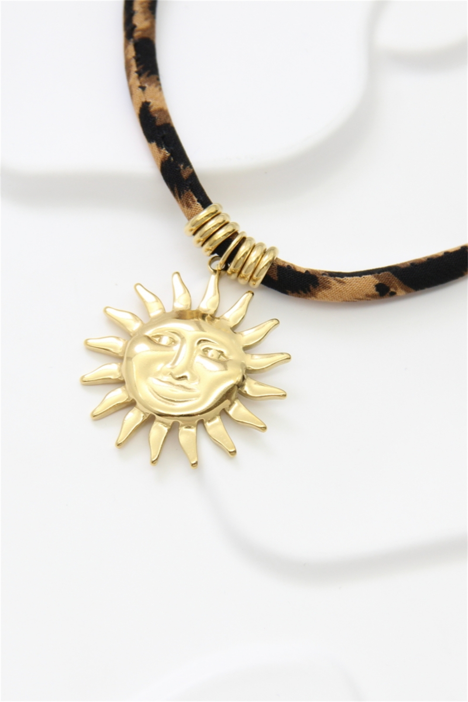 Grossiste Bellissima - Collier Soleil Vintage en Acier Inoxydable & Tissu Léopard