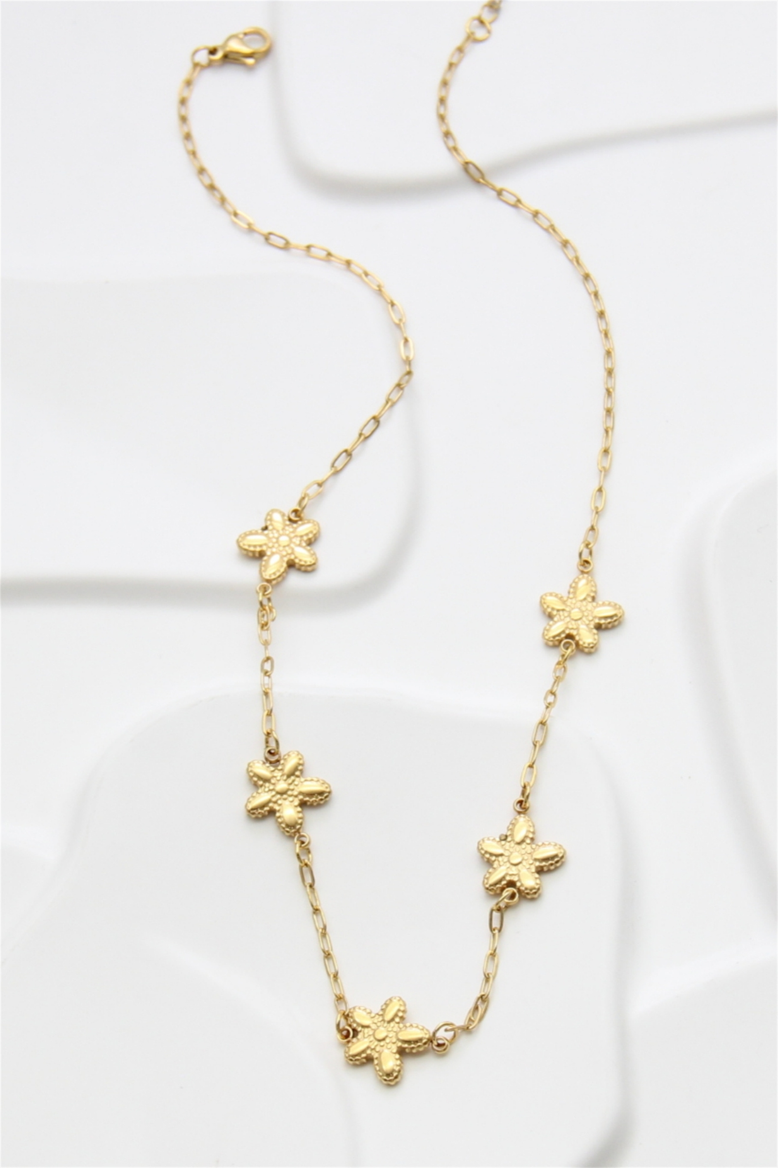 Grossiste Bellissima - Collier Acier Inoxydable Doré Fleurs Texturées, Collier Floral Vintage