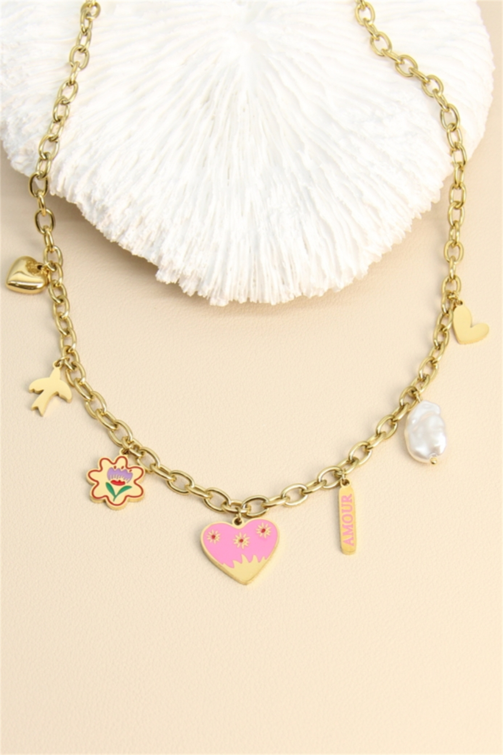 Grossiste Bellissima - Collier ACIER INOXYDABLE – Charms “AMOUR” en couleurs