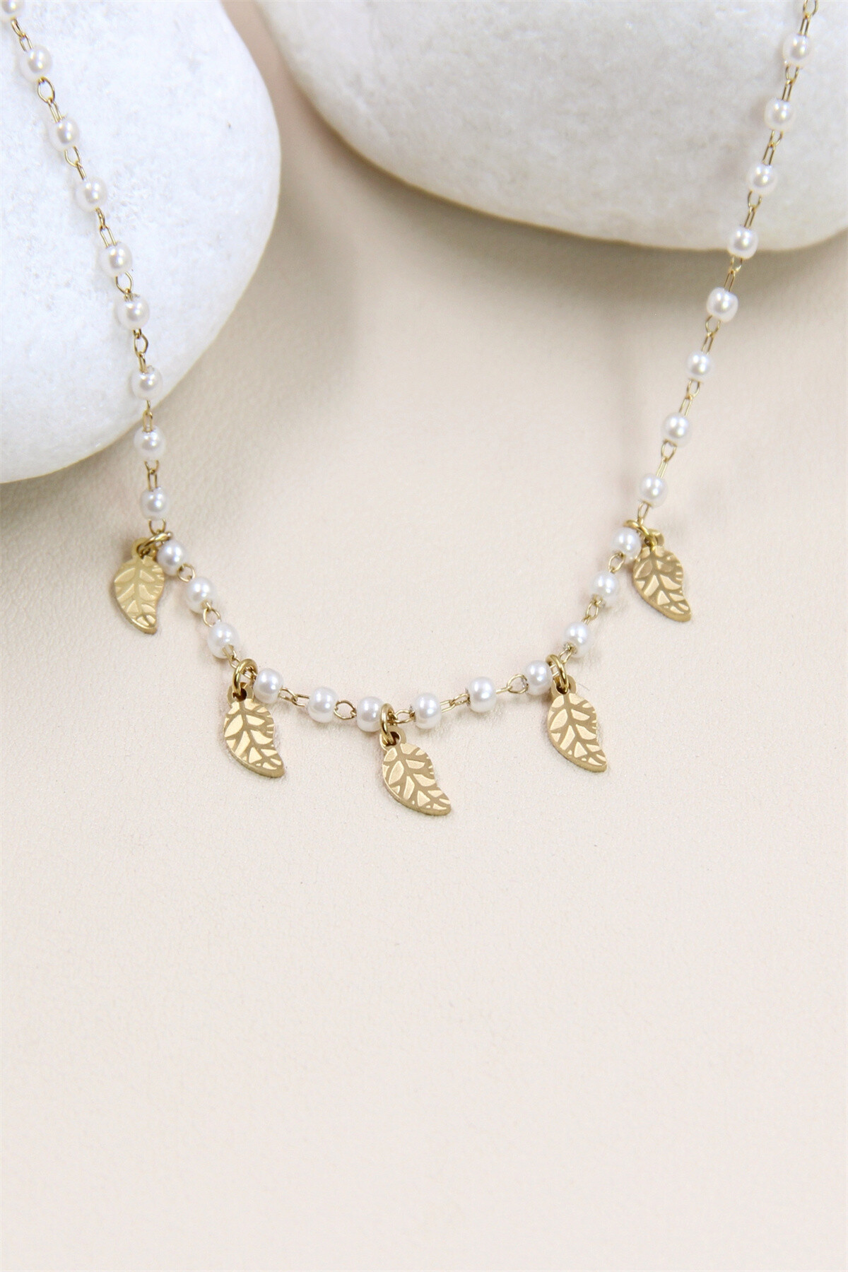 Grossiste Bellissima - Collier en Acier Inoxydable avec Perles et Feuilles Dorées - Élégance Naturelle